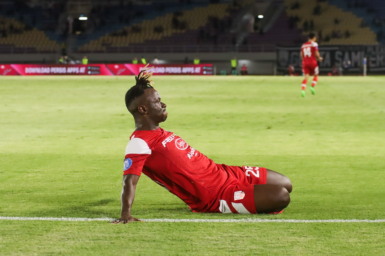 Winger Persis Solo Moussa Sidibe melakukan selebrasi dalam laga lanjutan Liga 1.