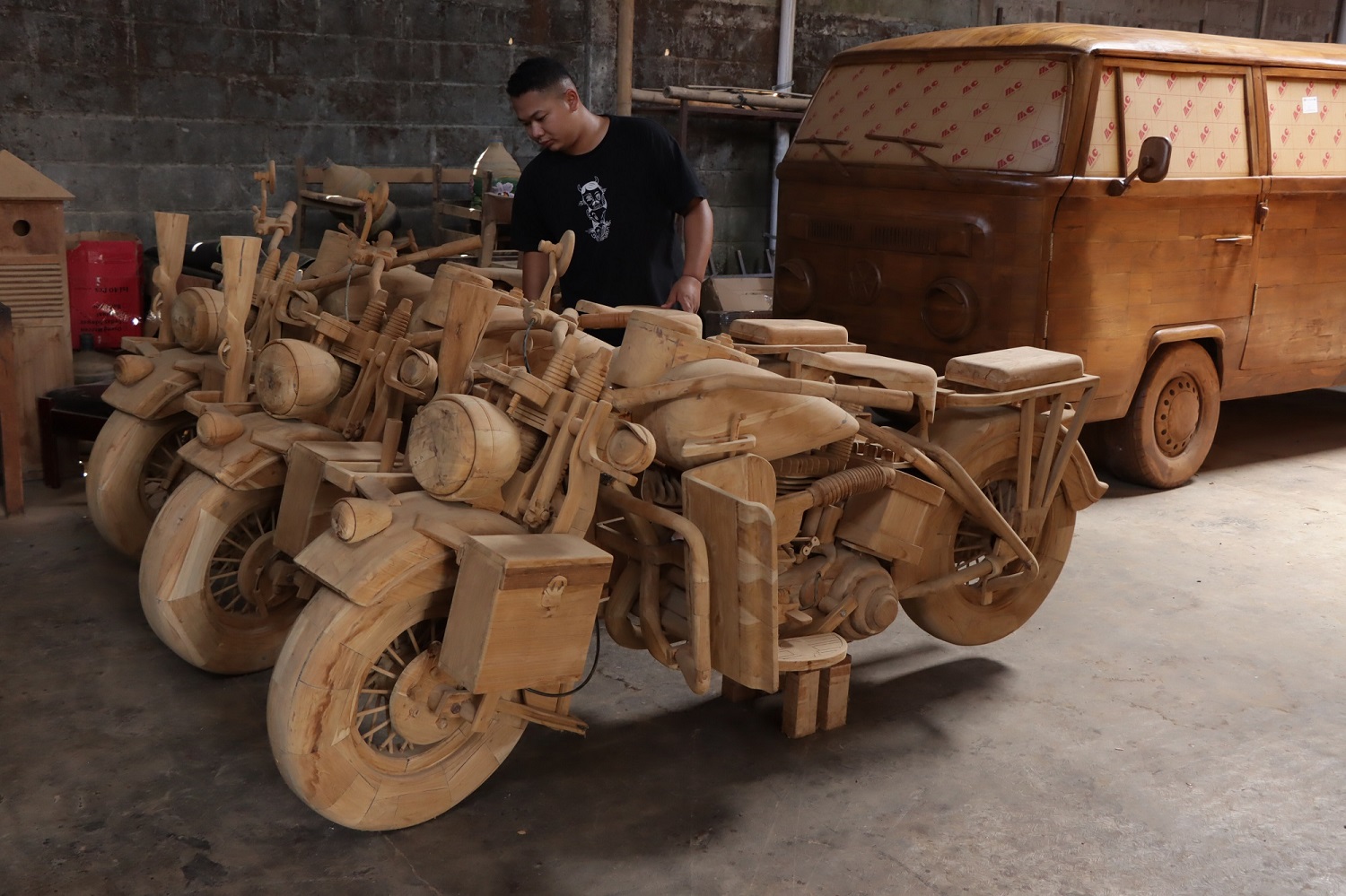 Eko Lukistyanto memamerkan beberapa karya replika mobil dan motor mewahnya. (Arief Budiman/Radar Solo)  &nbsp;