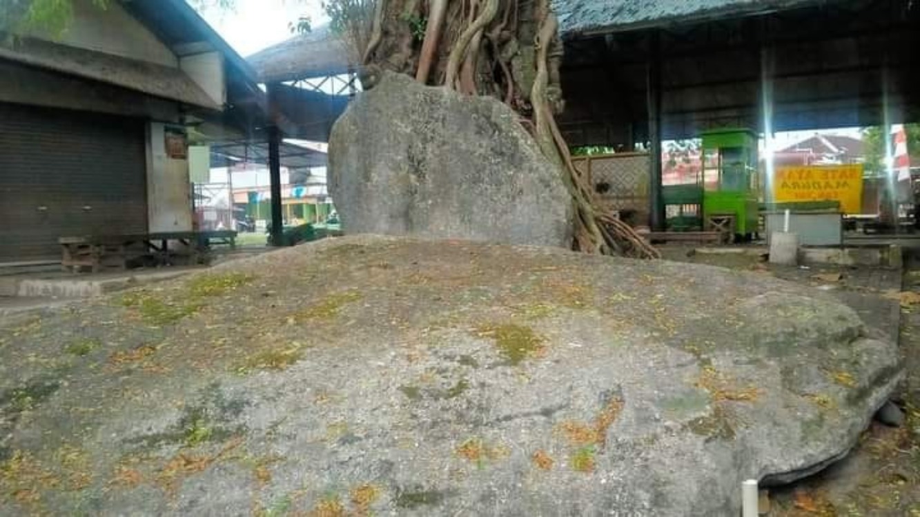 LESTARI: Batu besar di bawah pohon asem di kompleks Pasar Watukelir, Desa Jatingarang, Kecamatan Weru, Sukoharjo yang sering digunakan untuk tirakatan.