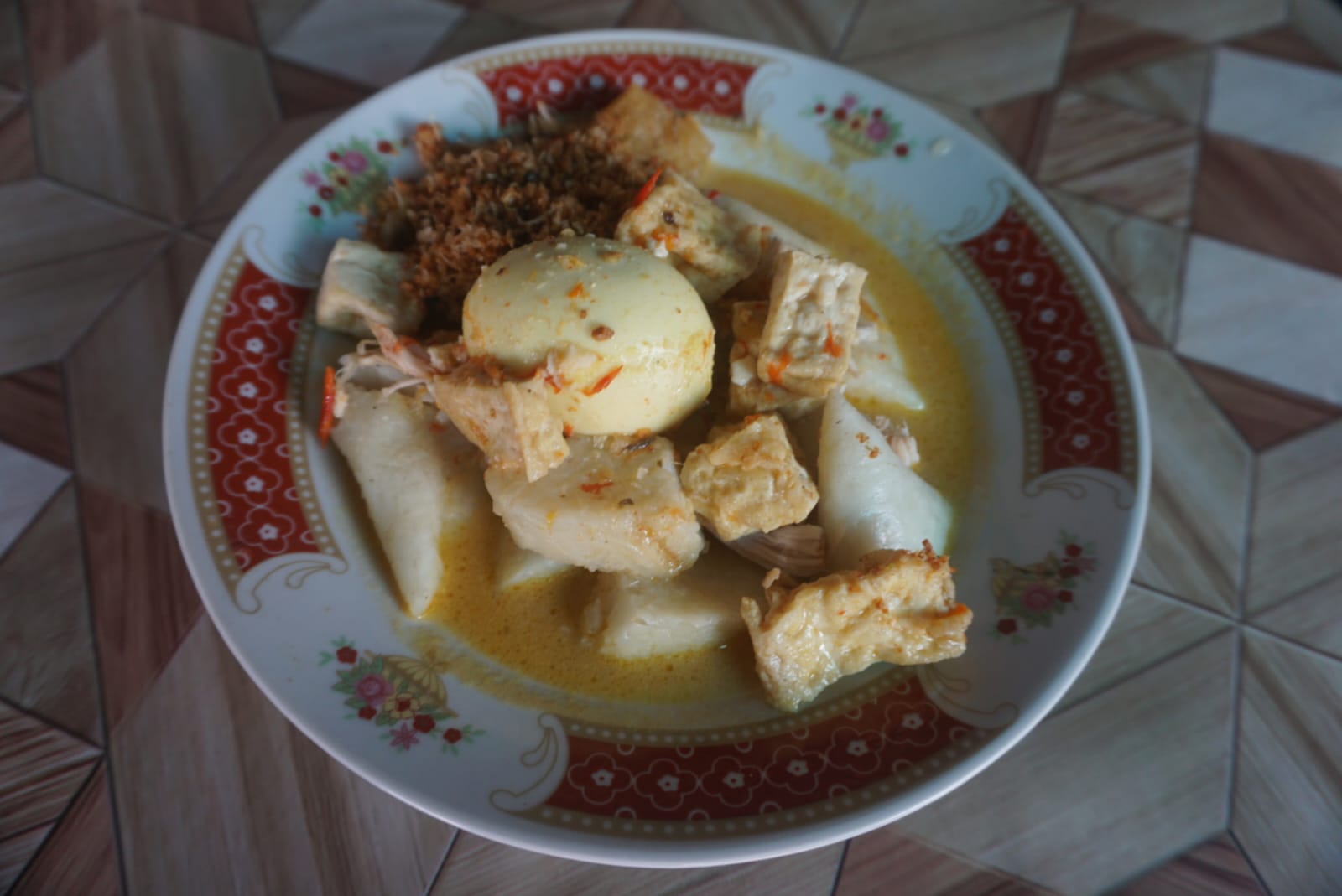 Sajian sompil dengan lauk telur rebus maupun ayam pahan bawah utuh di warung makan sompil Bu Sri Koco di Desa Gondangan, Kecamatan Jogonalan, Klaten. (Angga Purenda/Radar Solo)