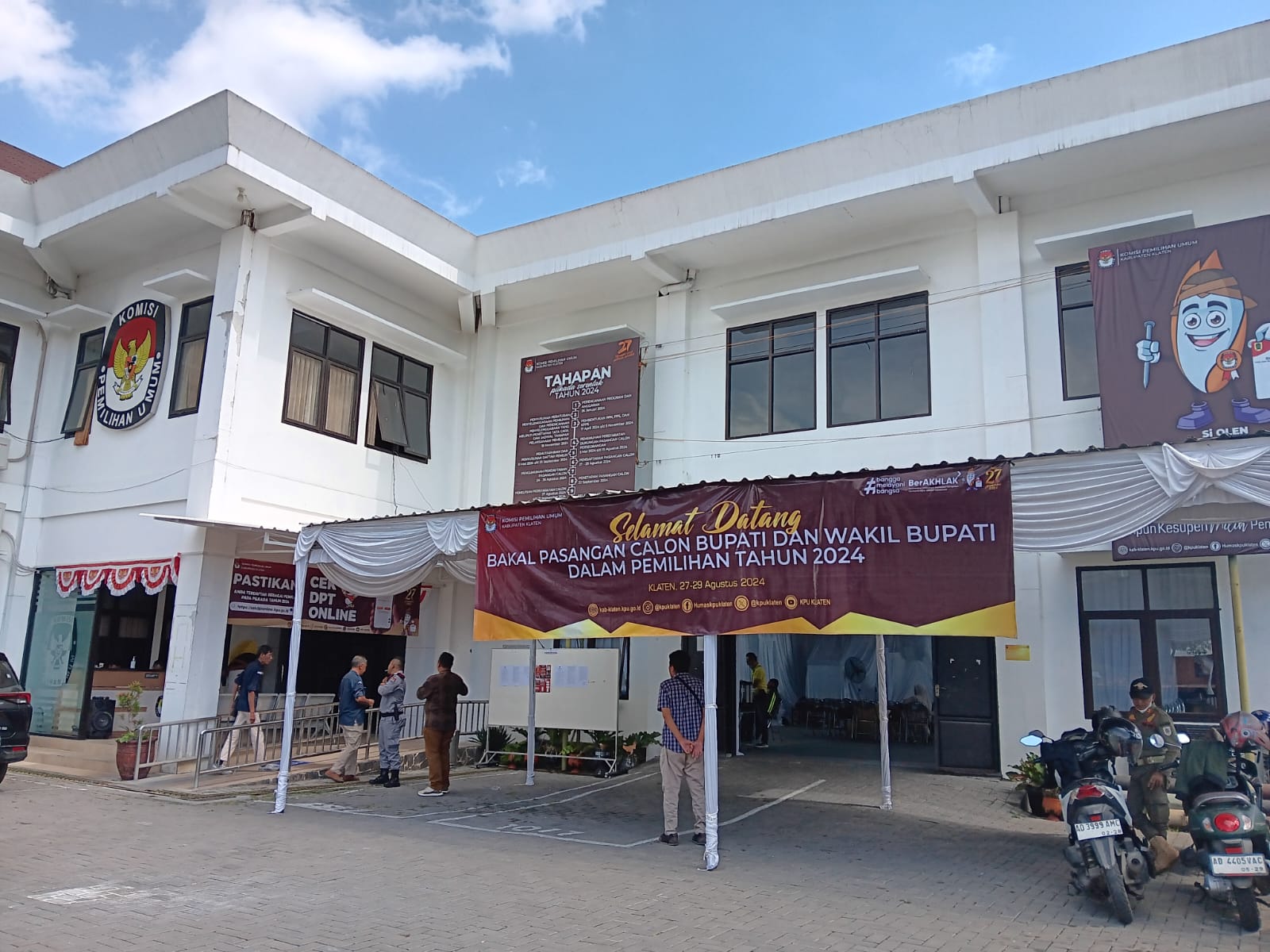 Kantor KPU Klaten di Jalan Mayor Kusmanto, Desa Sekarsuli, Kecamatan Klaten Utara.