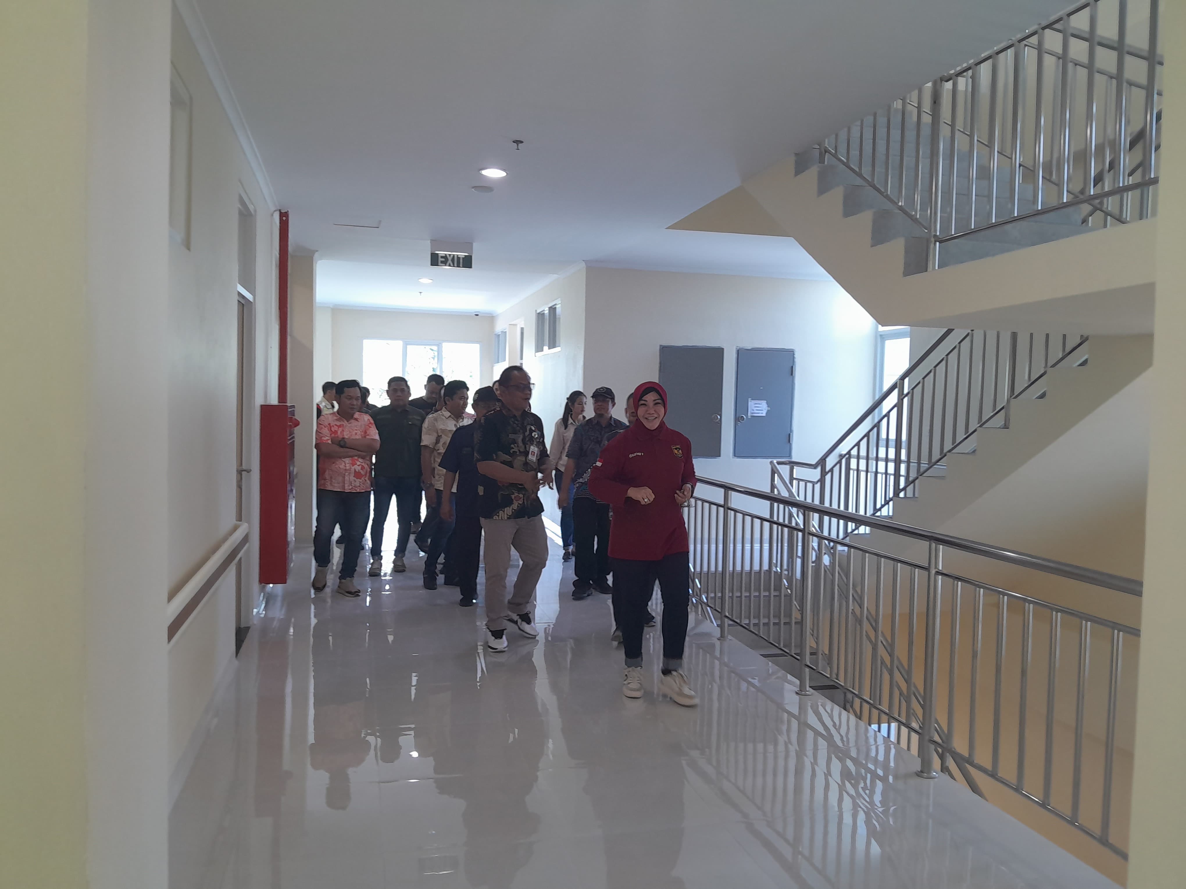 Bupati Klaten Sri Mulyani saat melakukan kunjungan ke RSUD Bagas Waras Klaten, Jumat (13/9/2024).