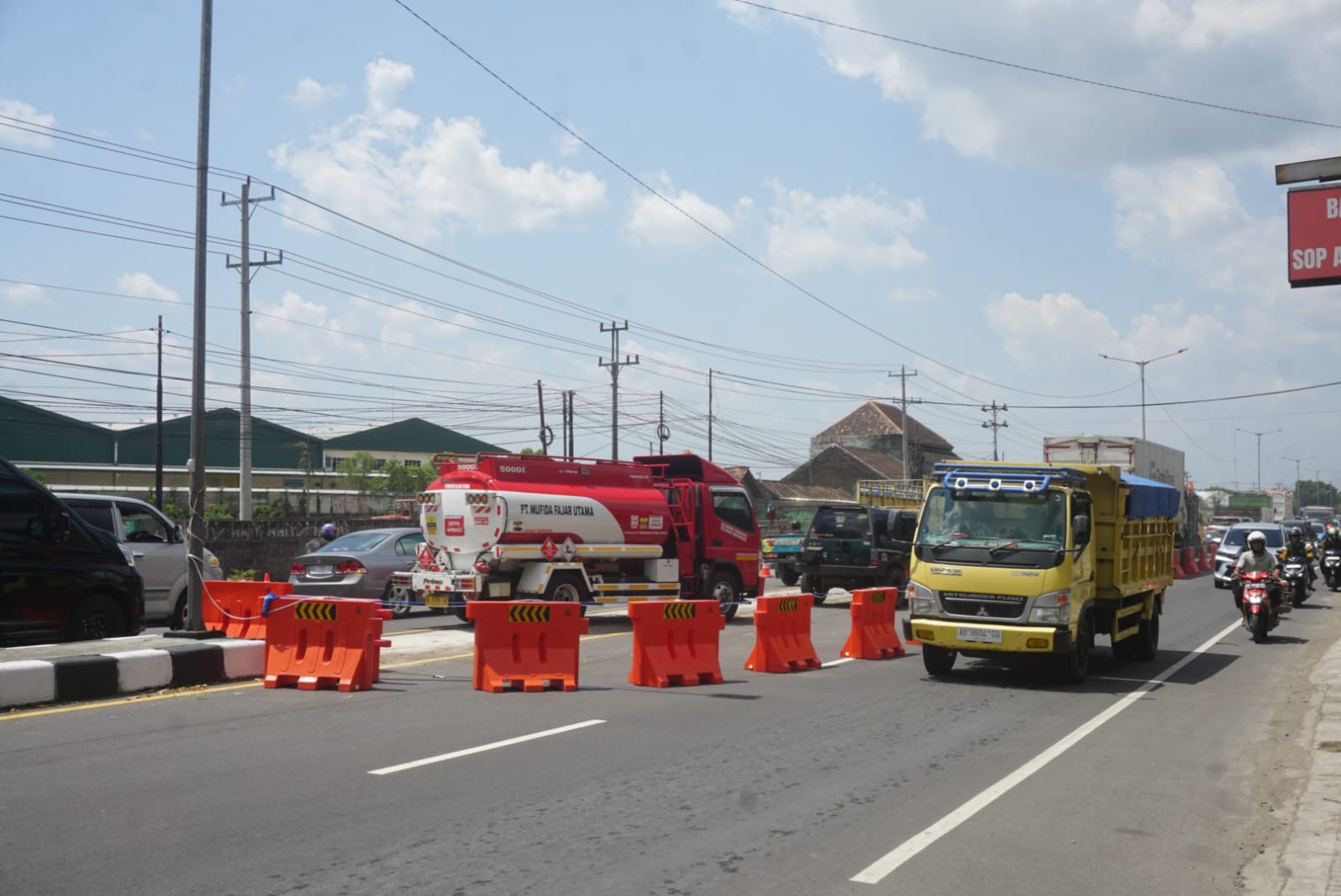 Ilustrasi contraflow di ruas Jalan Solo-Jogja di sekitar gate tol Prambanan, Desa Sompuro, Jogonalan, Klaten.