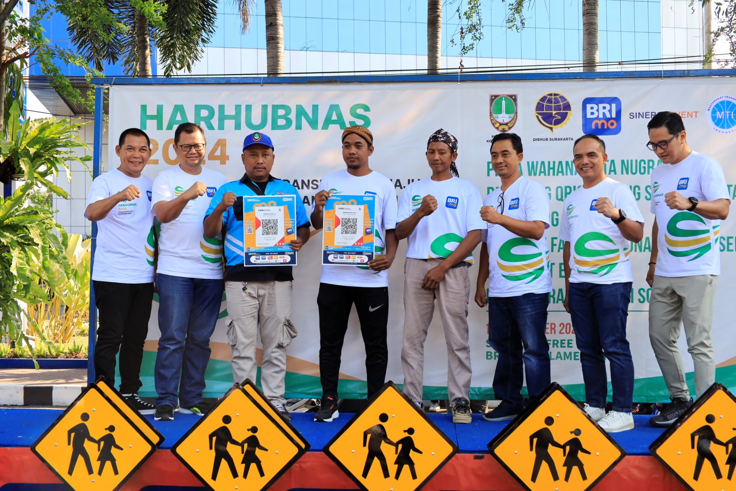 Wali Kota Surakarta Teguh Prakosa bersama jajaran pejabat BRI dan Dishub Kota Surakarta saat lauching pembayaran QRIS untuk andong wisata, Minggu (15/9/2024).