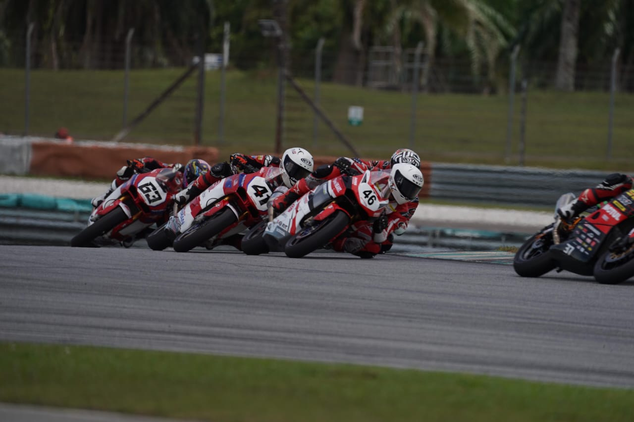 Herjun Atna Firdaus #46 Tim Astra Honda Racing Team berhasil mengamankan posisi pertama dengan selisih waktu 0,005 detik di ajang ARRC 2024 di Sepang International Circuit, Malaysia, Sabtu (14/9/2024)