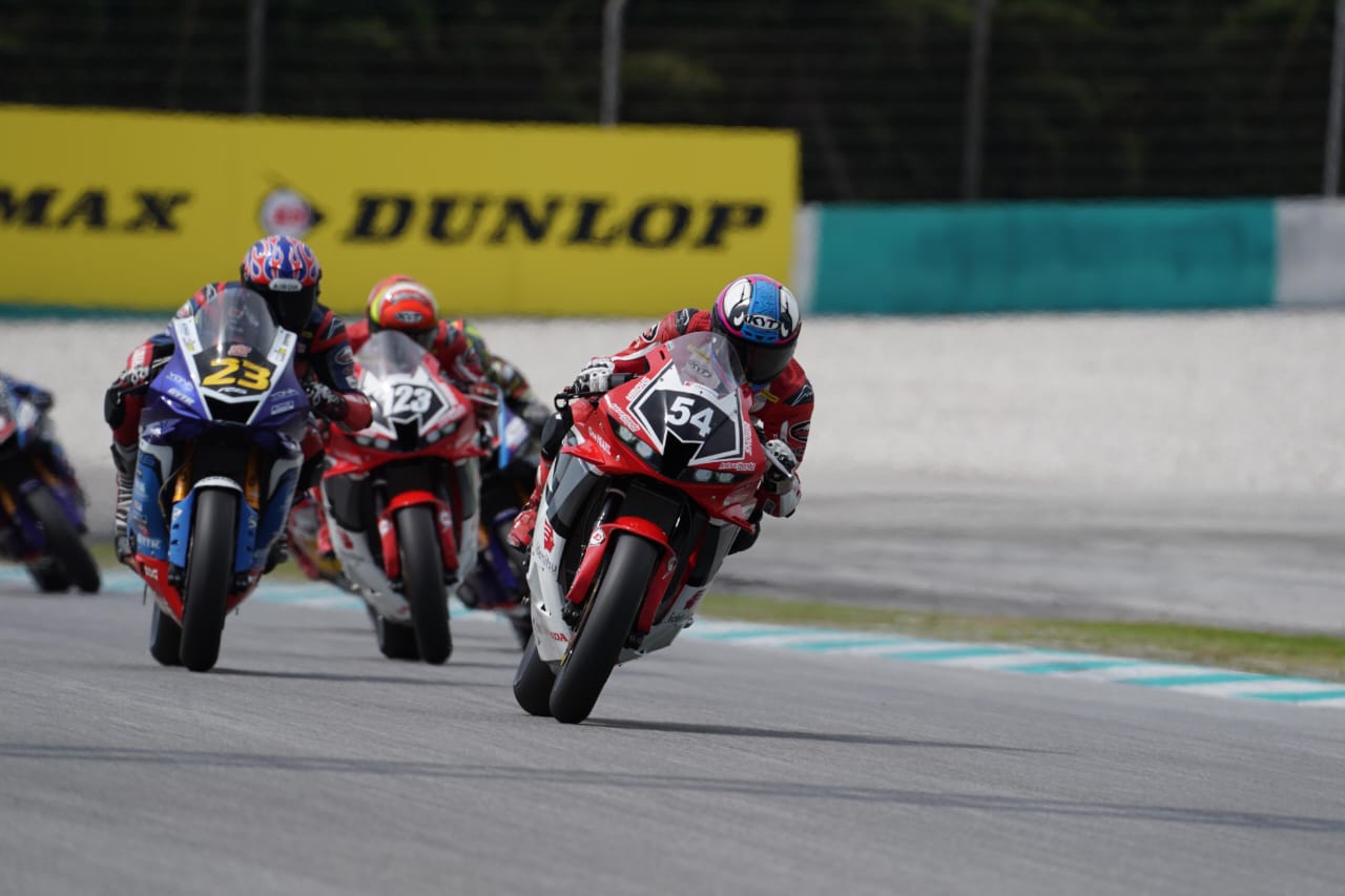 Pada kelas Supersports 600, Veda Ega Pratama #54 yang memulai dari posisi ketujuh berhasil finis di posisi lima.