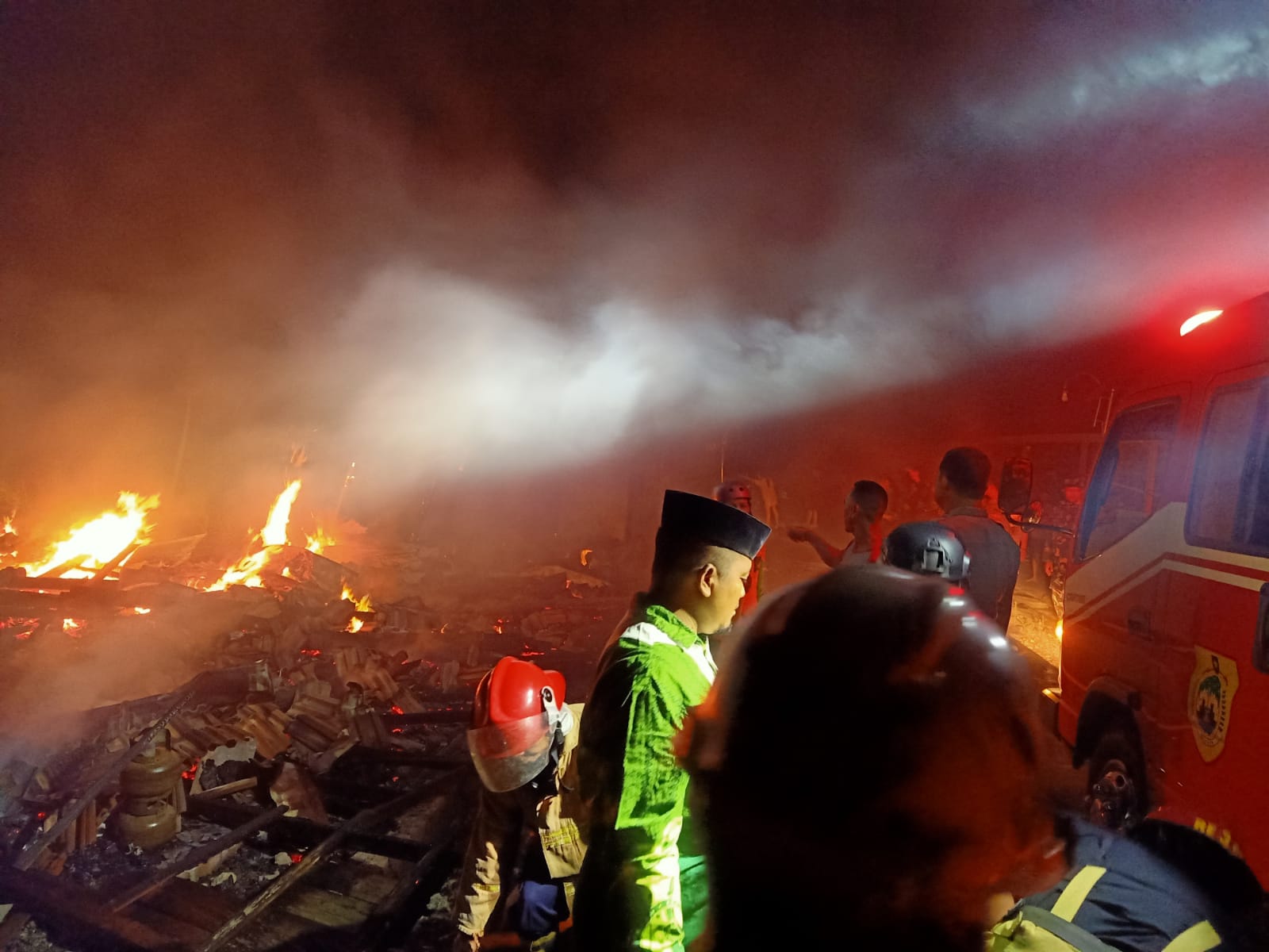 Kebakaran dua rumah di Dukuh Kroyo Rt 15 Rw 05 Desa Taraman, Kecamatan Sidoharjo, Sragen pada Minggu (15/9/2024) petang. (Ahmad Khairudin/Radar Solo)