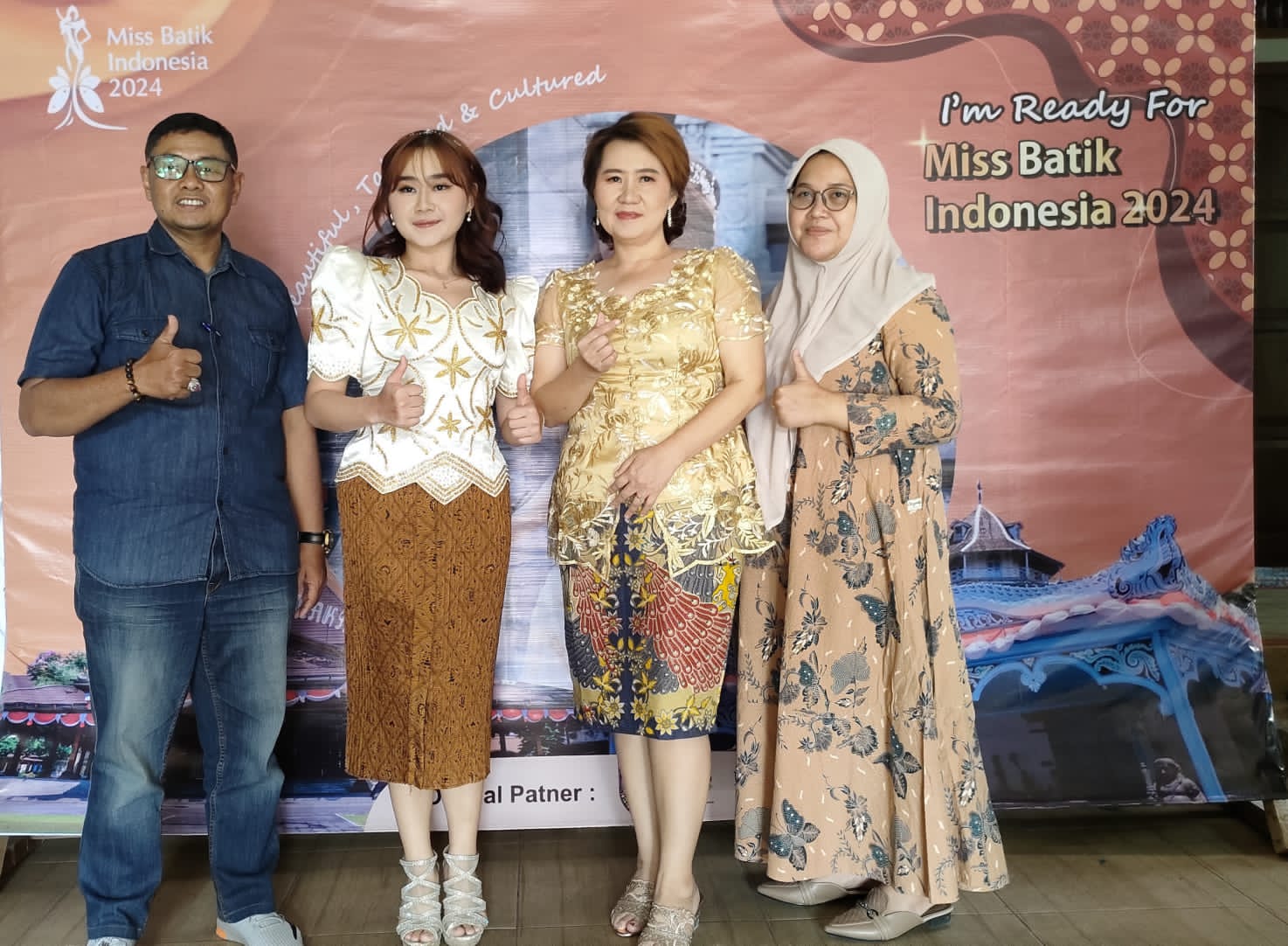 Finalis Miss Batik Indonesia 2024 Caroline Marcella Tri Utomo (dua dari kiri)   bersama pelaku UMKM Batik dan pengurus HIPMI Sragen.