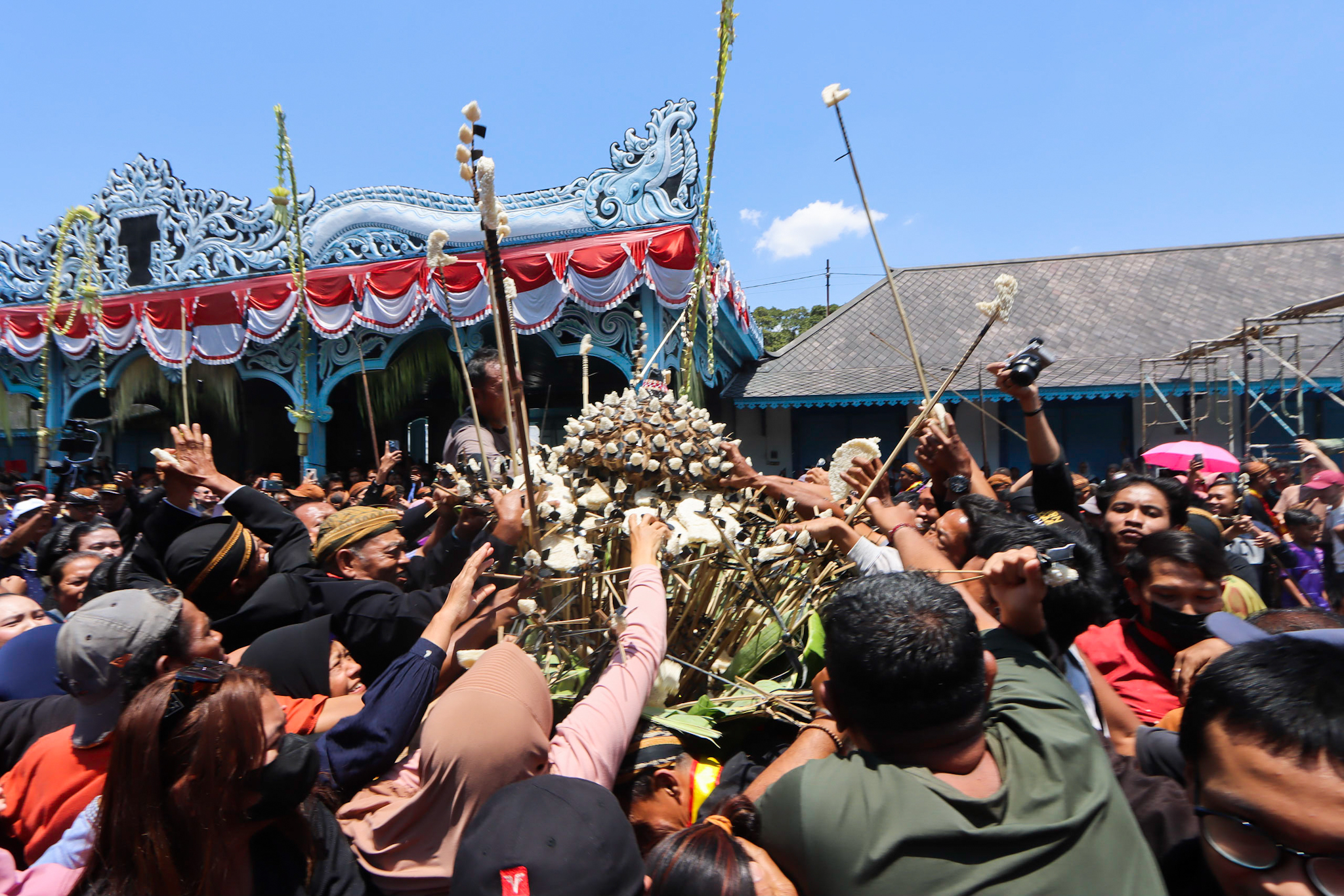 Warga berebut dua gunungan di Grebeg Maulud Keraton Surakarta yang dibawa ke Masjid Agung Solo, kemarin (16/9). (M Ihsan/Radar Solo)