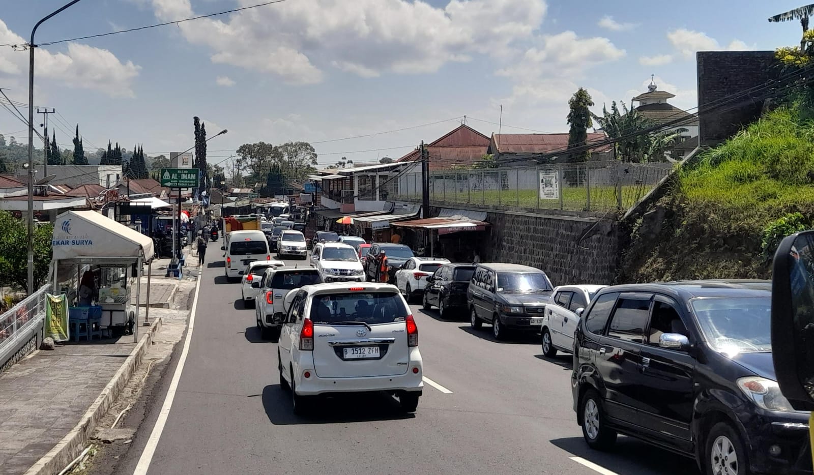 Arus lalu lintas di kawasan wisata Tawangmangu, Karanganyar padat pada Senin (16/9/2024). (Rudi Hartono/Radar Solo)