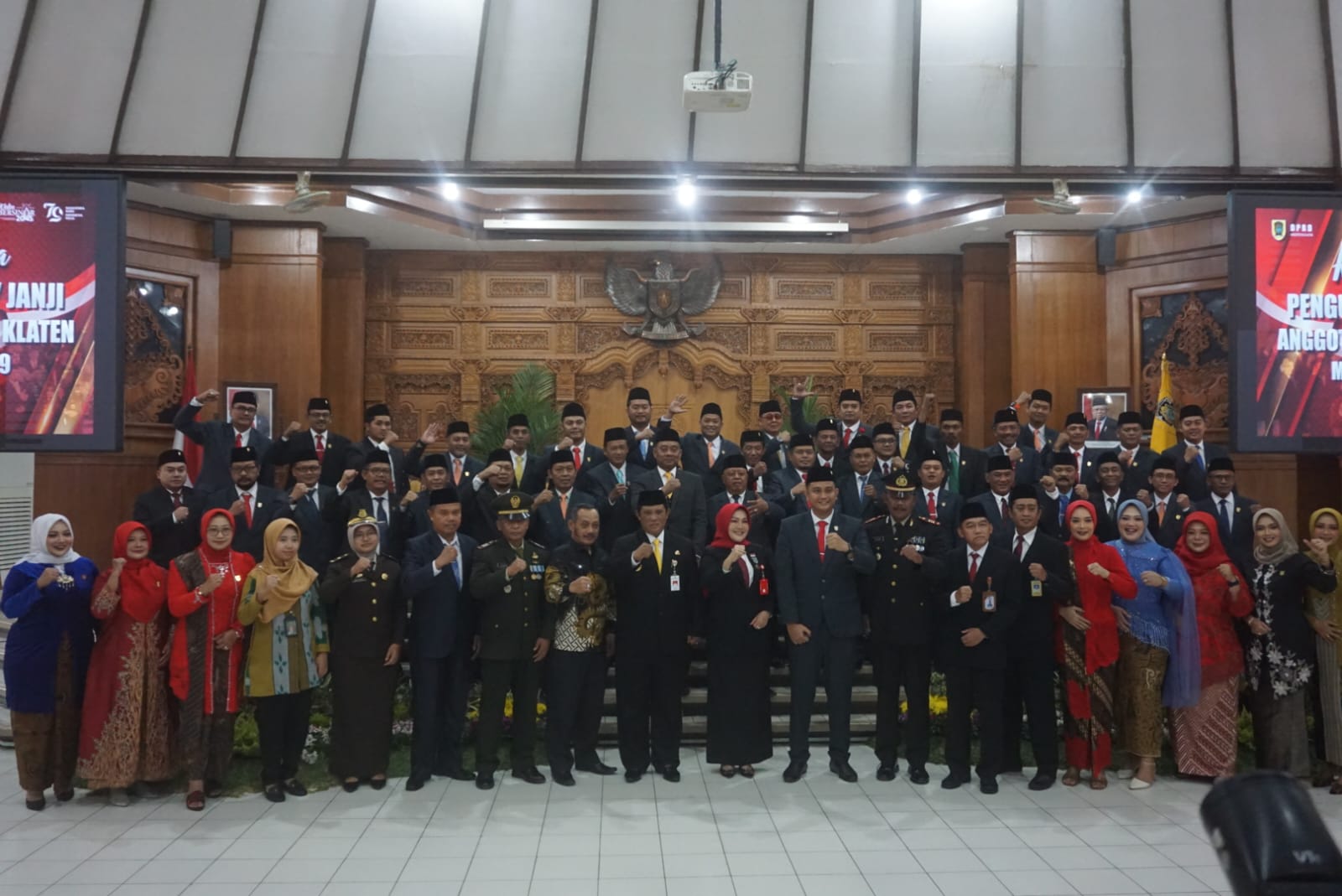 Forkopimda Klaten bersama Anggota DPRD Klaten periode 2024-2029 saat foto bersama di Gedung Paripurna DPRD Klaten.&nbsp;