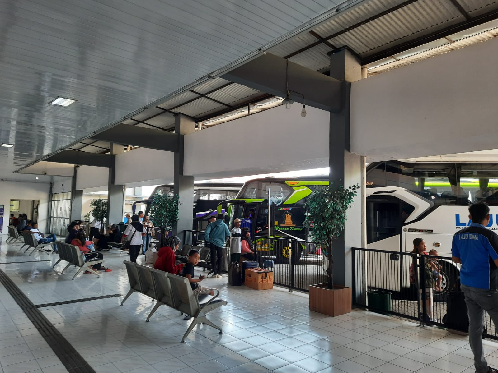 Penumpang menunggu bus di Terminal Tipe A Giri Adipura Wonogiri, Senin (16/9/2024).