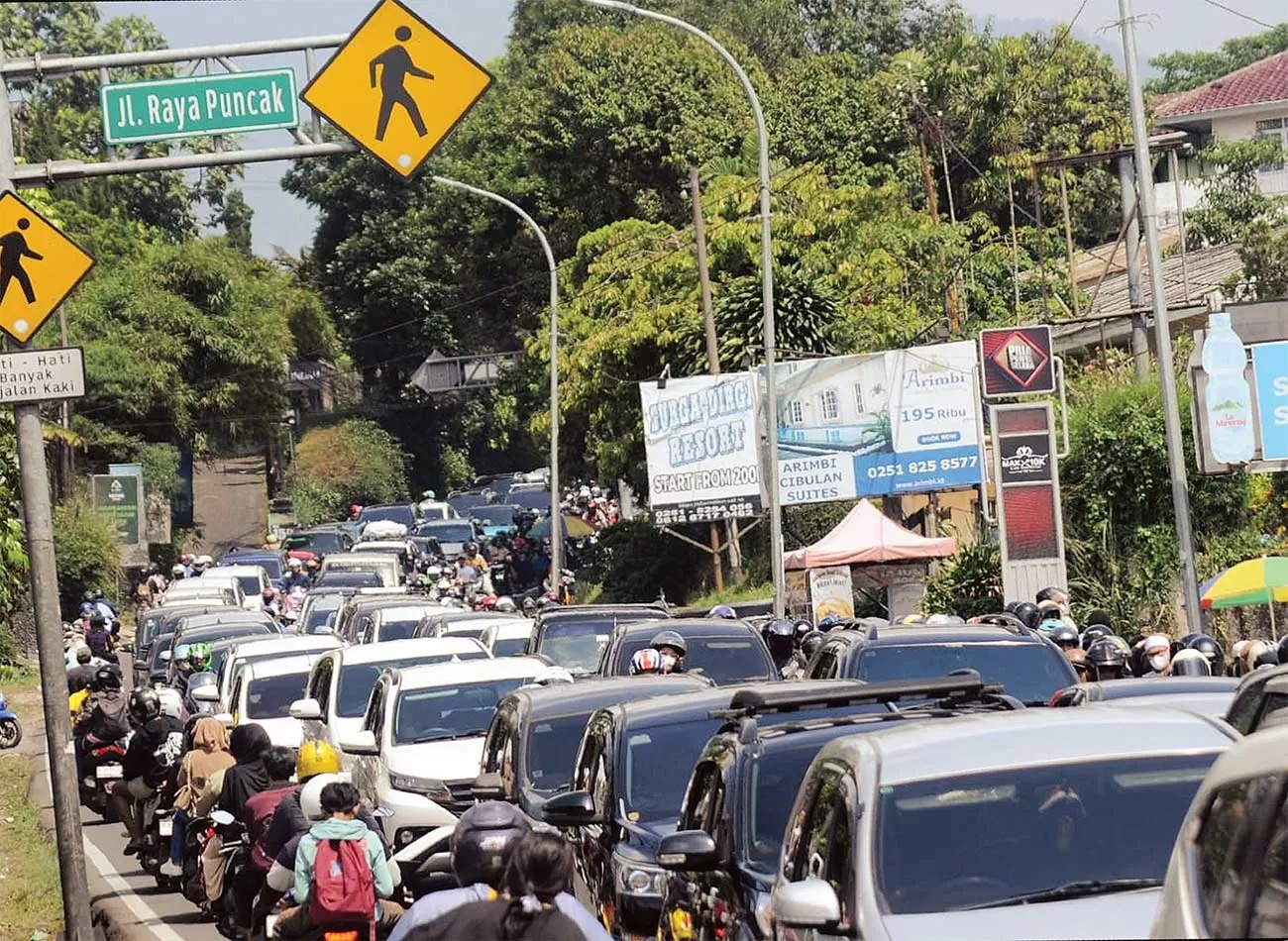 TAK BERGERAK: Kepadatan lalu lintas di kawasan Puncak, Cisarua, Bogor, Jawa Barat, kemarin (16/9). Volume kendaraan meningkat sejak Minggu (15/9/2024).