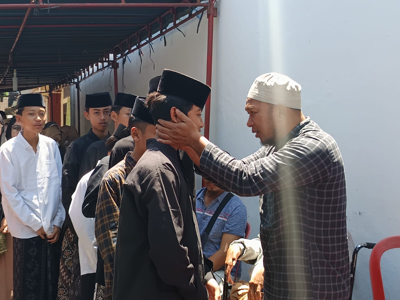 Tri Wibowo menyambut teman-teman Abdul Karim Putra Wibowo yang datang melayat di rumah duka RT 01 RW 04, Kelurahan Pucangsawit, Kecamatan Jebres , Kota Solo, Selasa (17/9/2024).