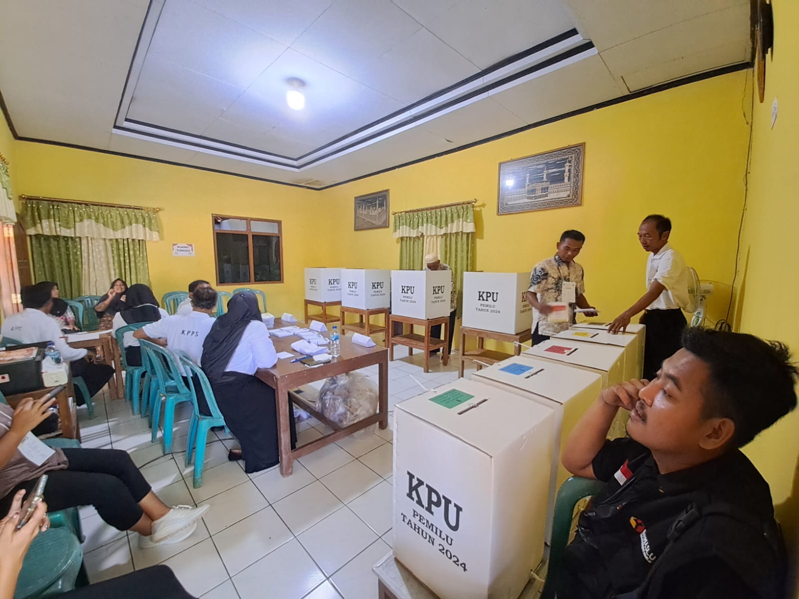 Pemungutan suara di salah satu TPS di Kecamatan Batuwarno, Wonogiri saat Pemilu 14 Februari 2024.