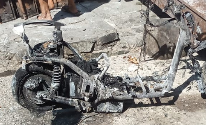 Sepeda listrik yang hangus dalam kebakaran sebuah rumah di sekitar Pasar Purwantoro, Selasa (17/9/2024).