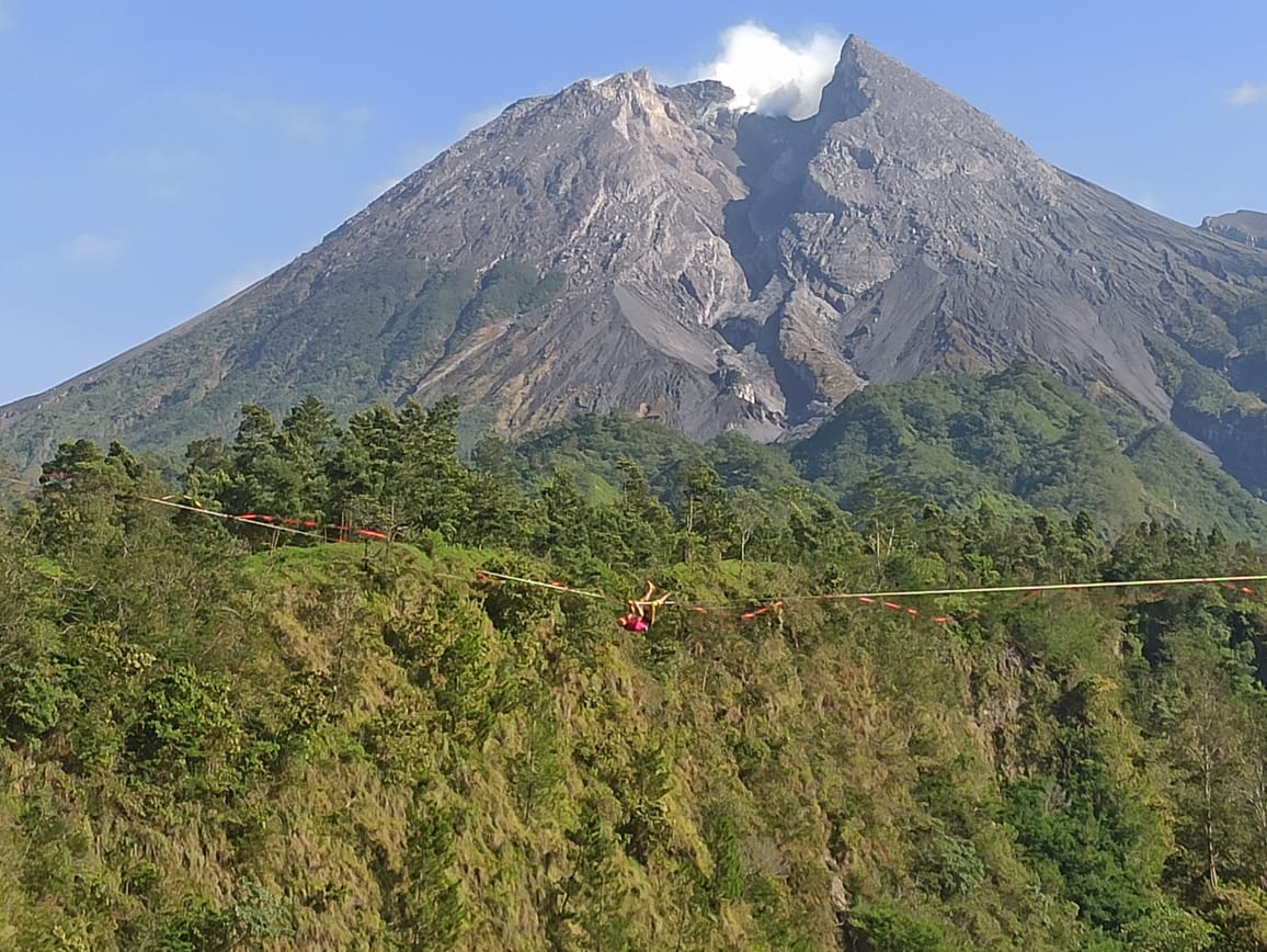 Salah seorang turis mancanegara saat melakukan olahraga minat khusus di kawasan Ekowisata Kali Talang, Desa Balerante, Tulung, Klaten beberapa waktu lalu. (Dokumentasi Pengelola Ekowisata Kali Talang)