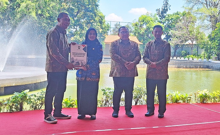 Wali Kota Solo Teguh Prakosa (kiri) menyerahkan DPPA APBD Tahun Anggaran 2024 ke-37 OPD di Taman Balekambang, Selasa (17/9/2024).
