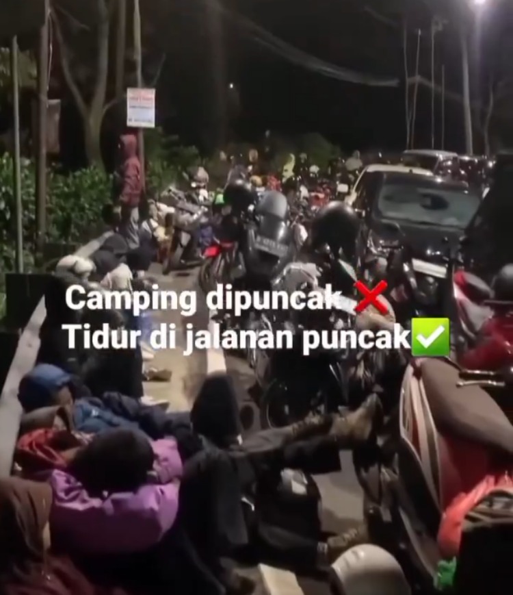 Kemacetan di kawasan Puncak, Cisarua, Bogor, Jawa Barat, kemarin (16/9/2024). Sejumlah wisatawan pilih beristirahat di pinggir jalan.