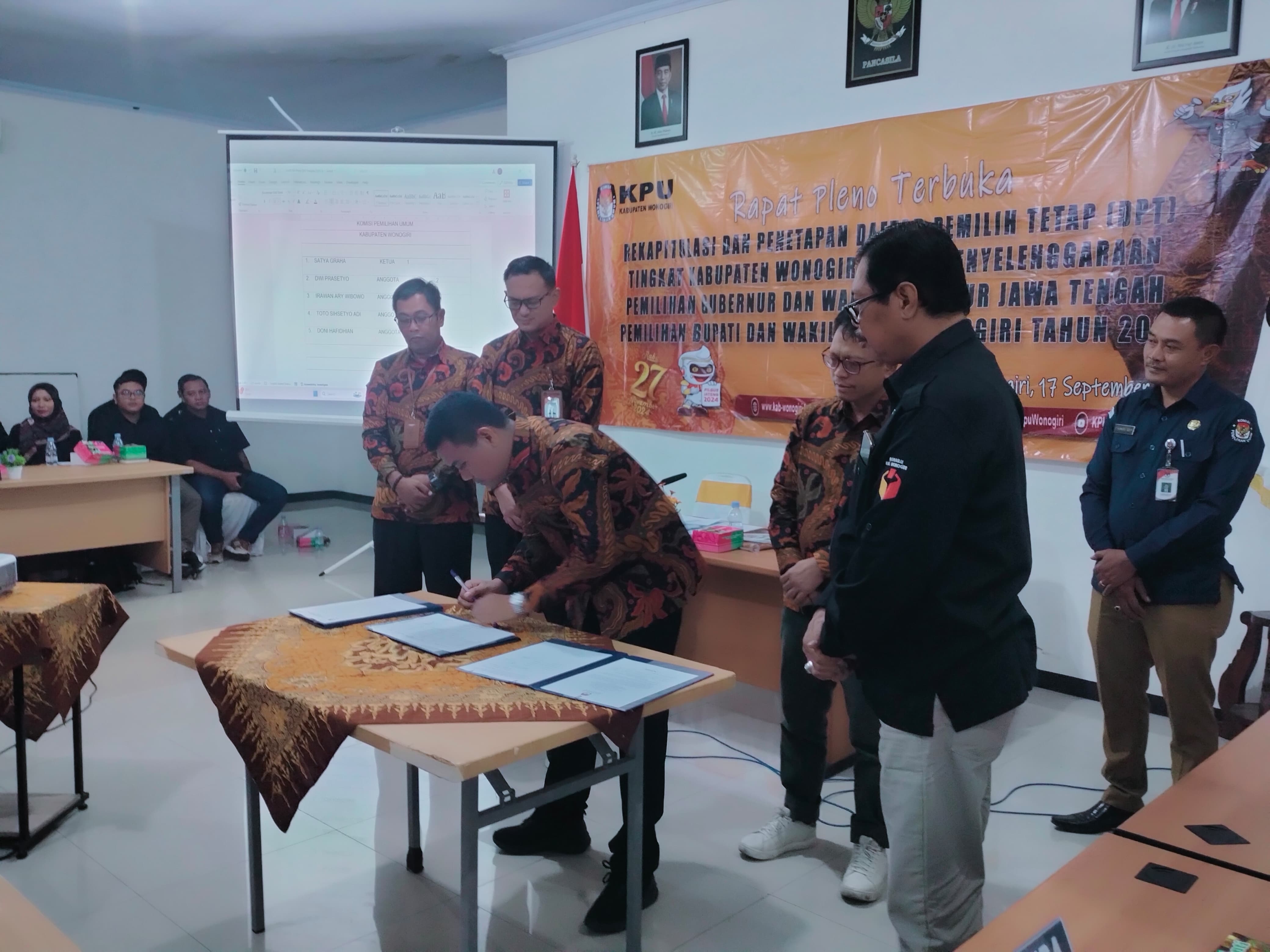 Pleno penetapan daftar pemilih tetap di Kantor KPU Wonogiri, Selasa (17/9/2024).