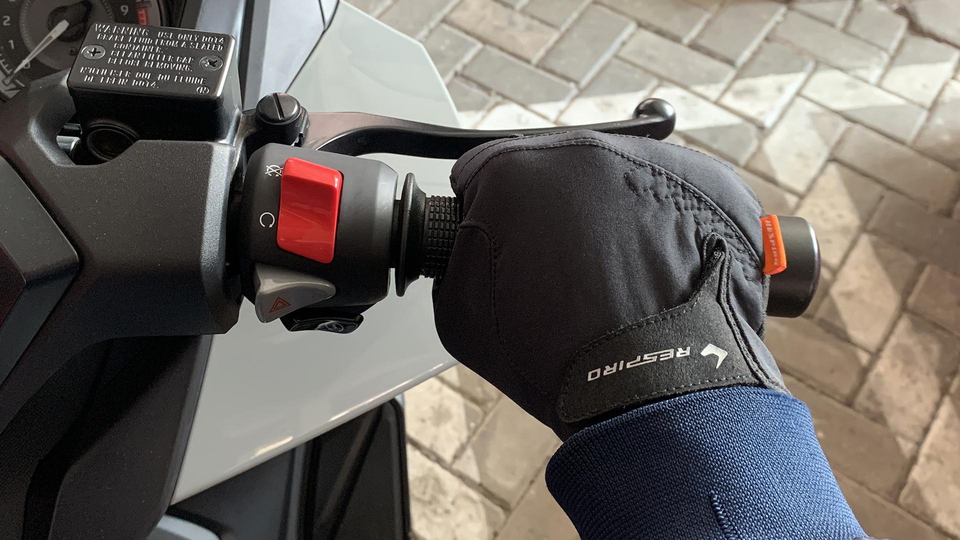 Genggam kuat grip stang kuat menggunakan seluruh jari, namun jangan terlalu kaku. Jaga agar pergelangan tangan tetap rileks untuk menyerap getaran.