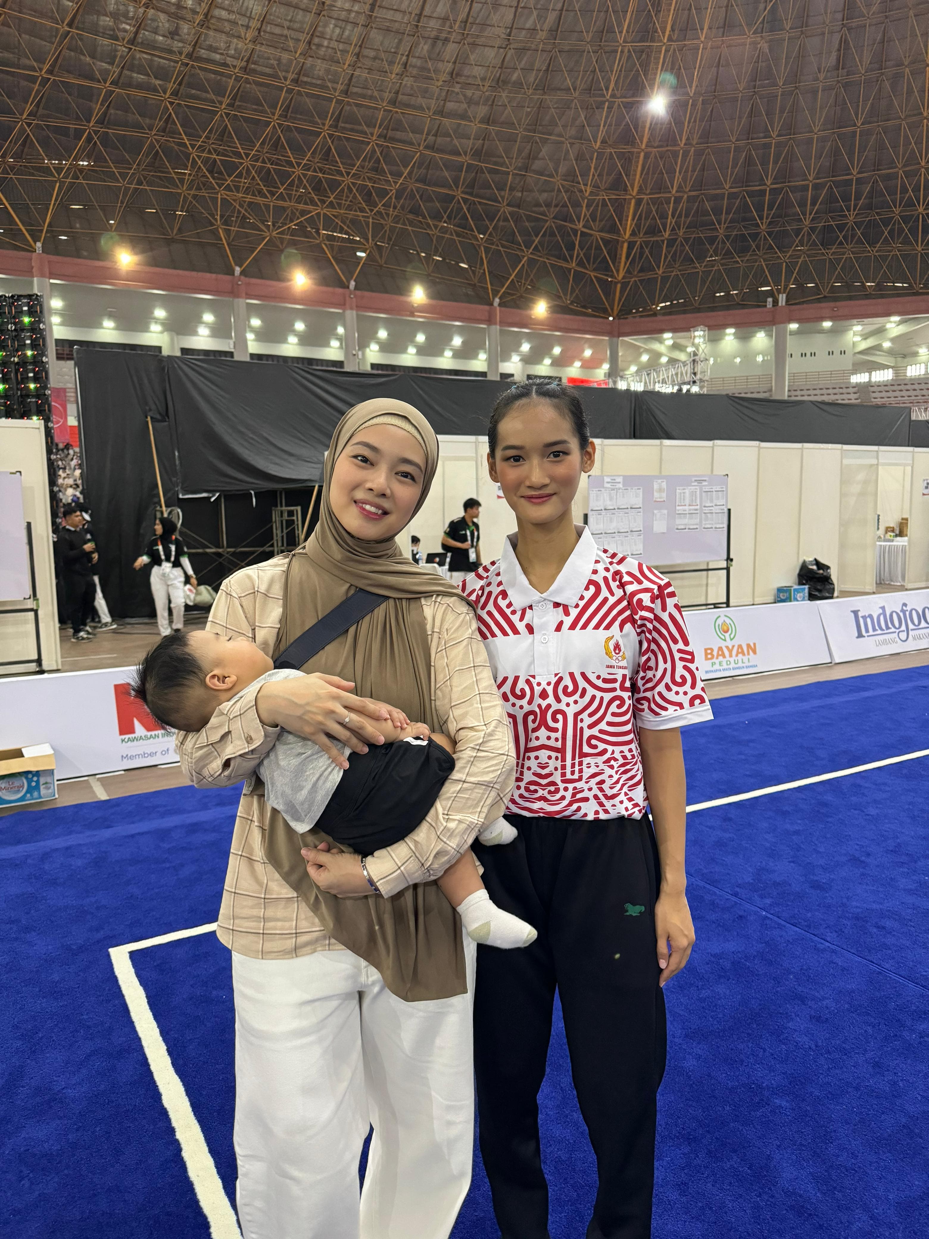 Alexandra Calista (kanan) besama ratu wushu Lindswell Kwok