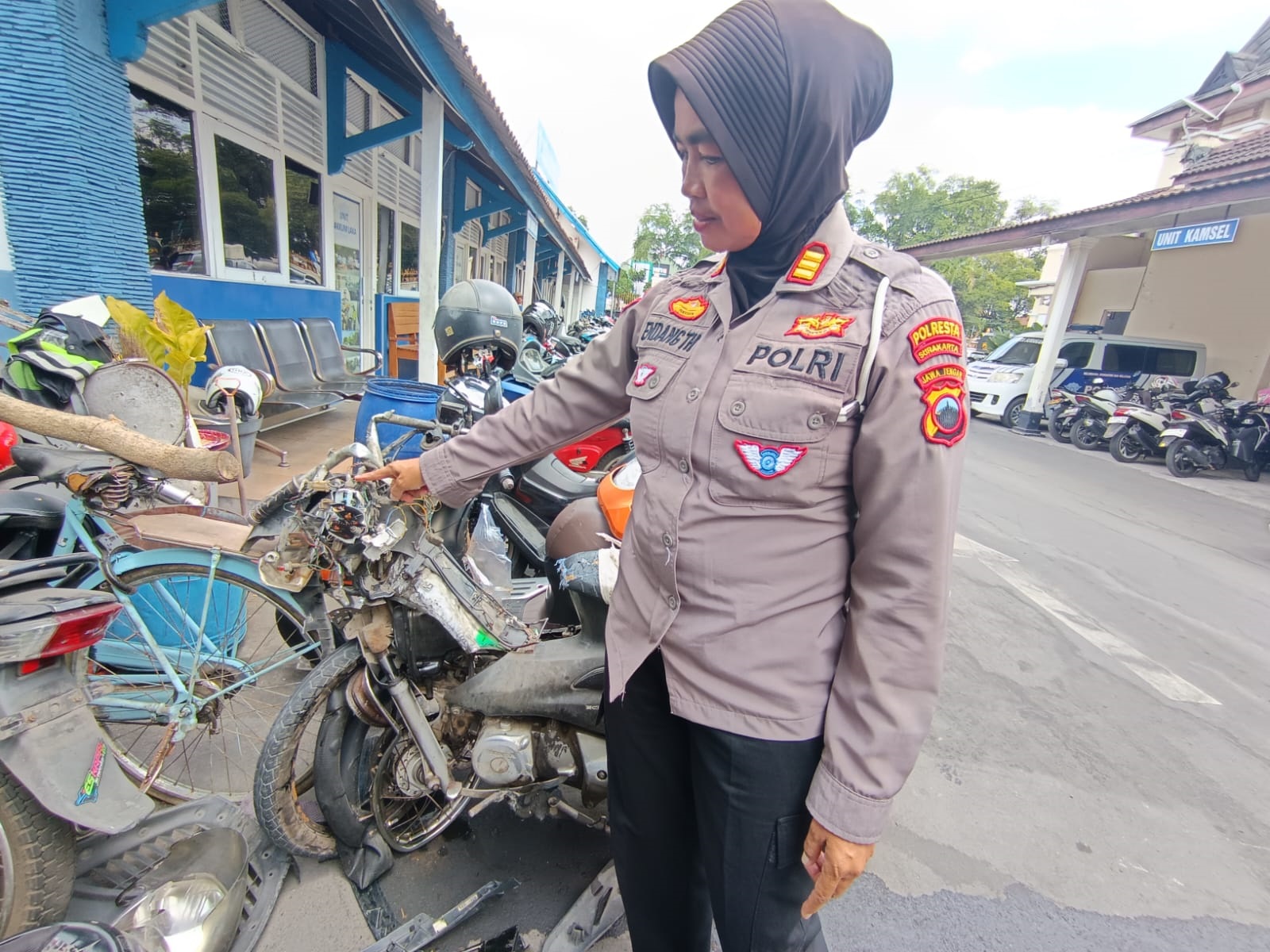 Kondisi kendaraan L yang jadi korban laka di Flyover Manahan, belum lama ini.