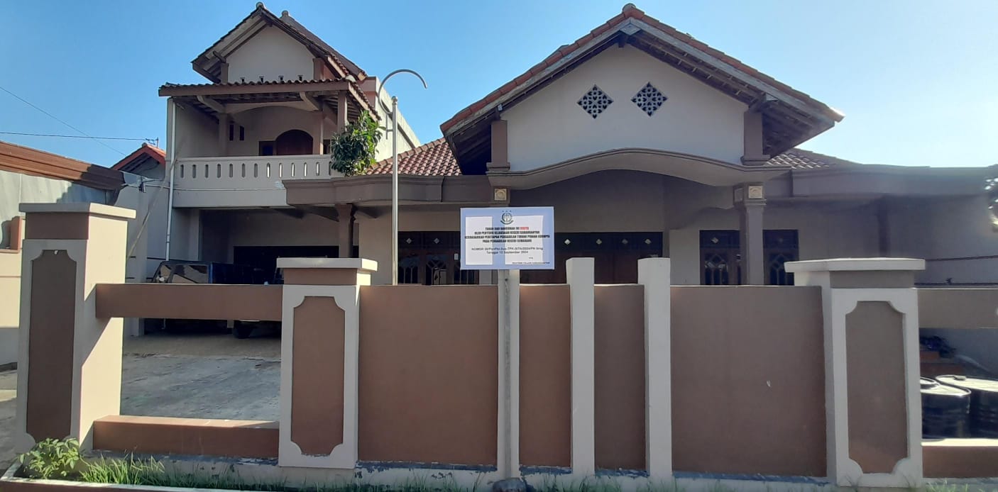 Rumah mewah milik S, buron kasus korupsi PUD Bank Karanganyar disita Kejari Karanganyar.