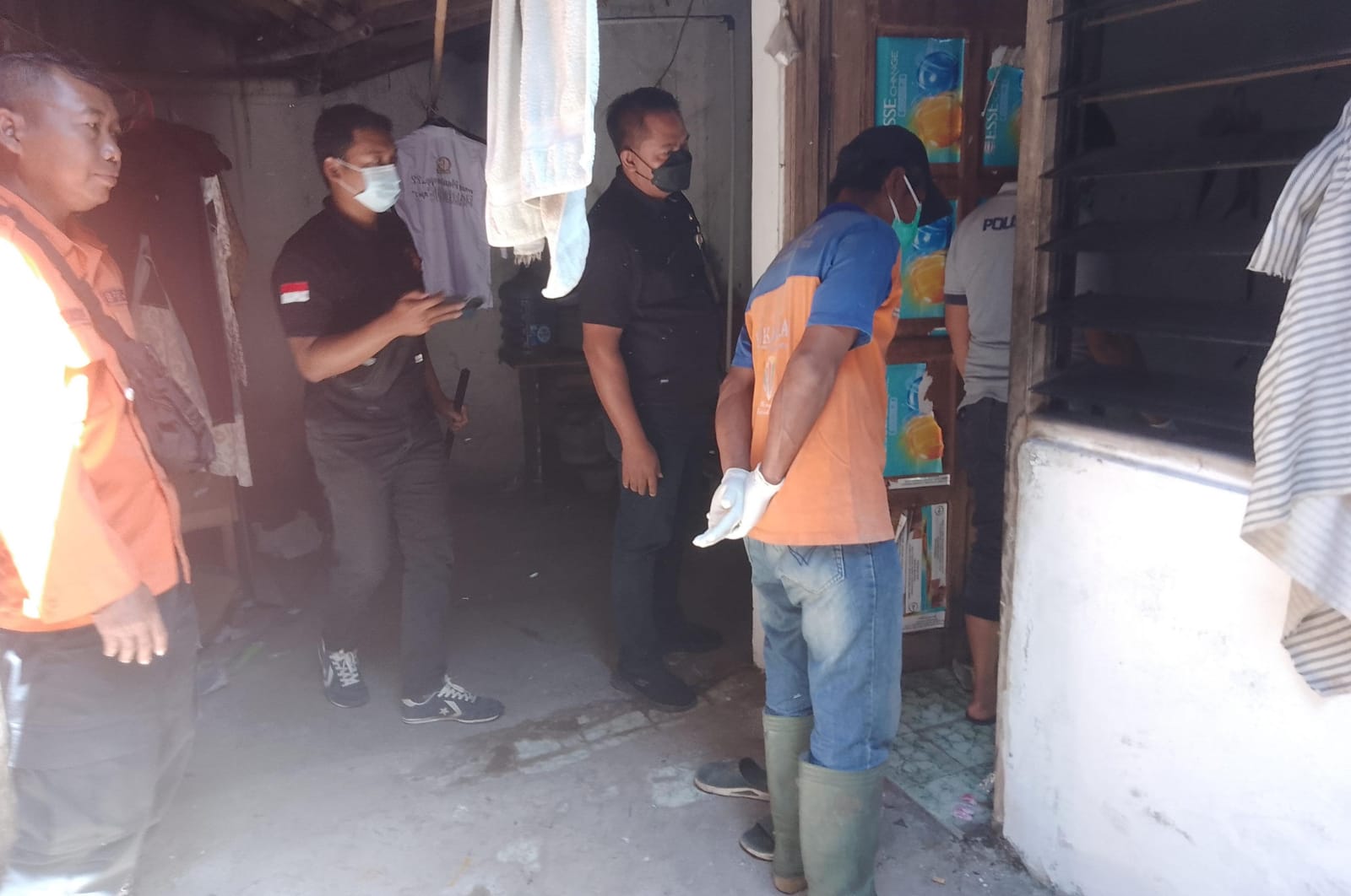 Polisi olah TKP penemuan mayat di Dusun Tegal Asri, Desa Ngringo, Kecamatan Jaten, Kabupaten Karanganyar, Kamis (19/9/2024).