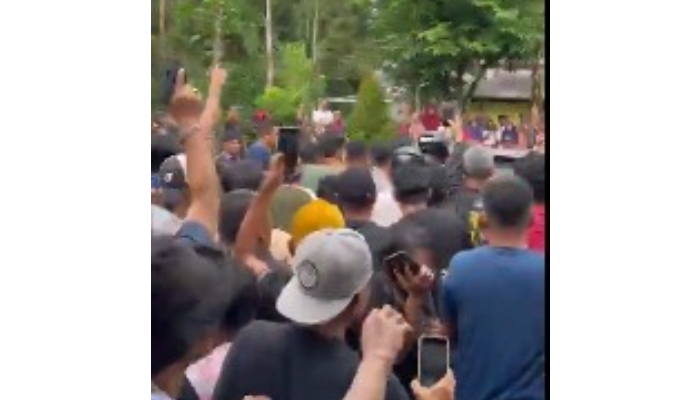 Potongan layar warga yang berkerumum menyaksikan penangkapan Indra Septiarman, pelaku pembunuhan Nia Kurnia Sari, gadis penjual gorengan.
