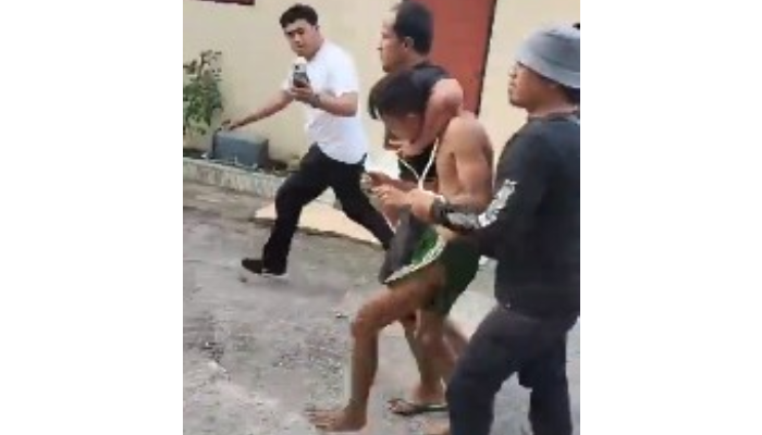 Indra Septiarman, tersangka pembunuhan Nia Kurnia Sari saat digelandang polisi di Polres Padang Pariaman.