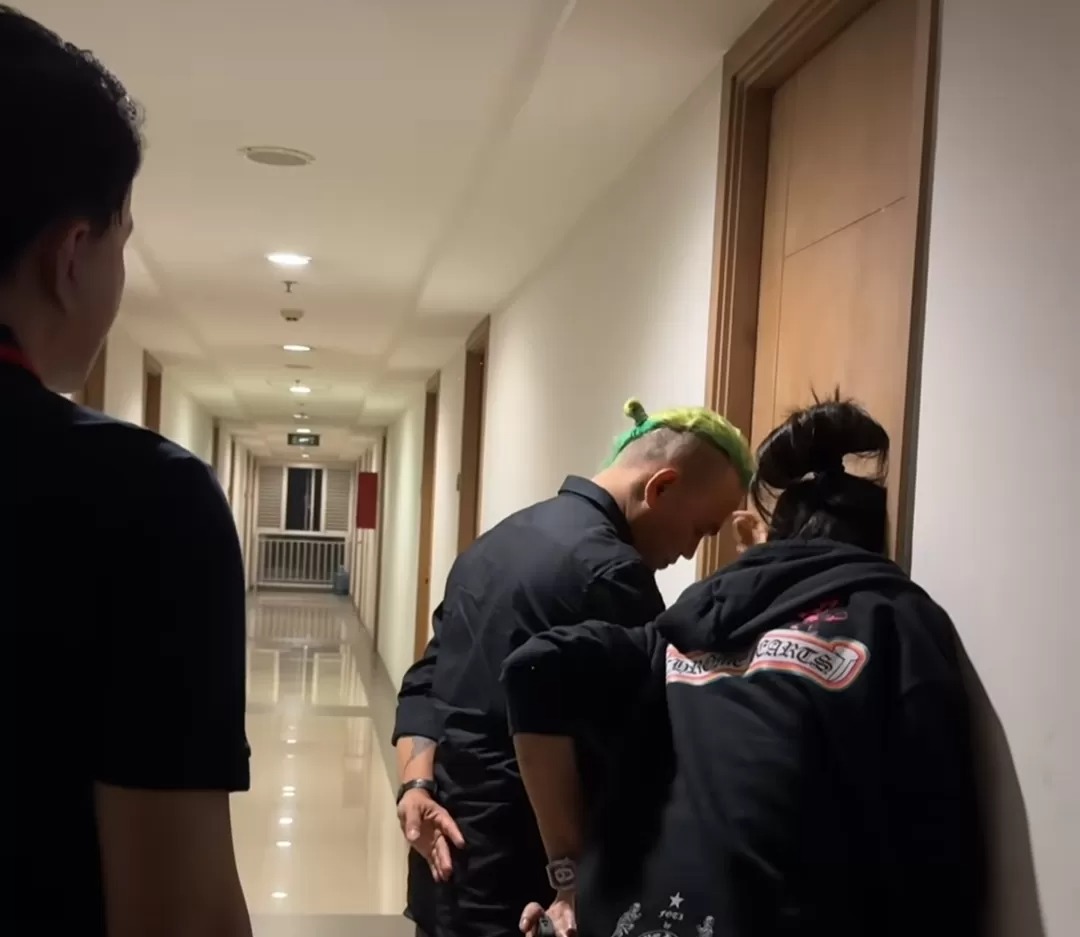 Momen ketika Nikita Mirzani menjemput Lolly di apartemennya.