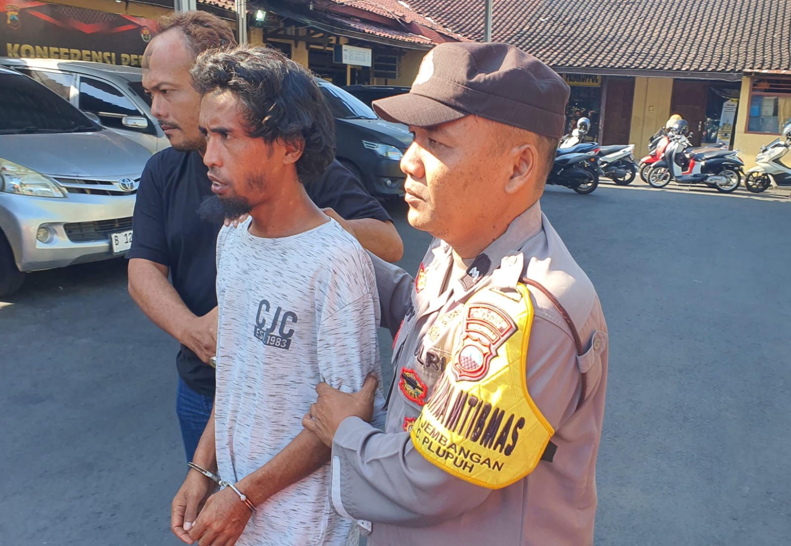 Suhendar, pria diduga ODGJ ditangkap usai menganiaya imam masjid di Desa Sambirejo, Kecamatan Plupuh. (Ahmad Khairudin/Radar Solo)