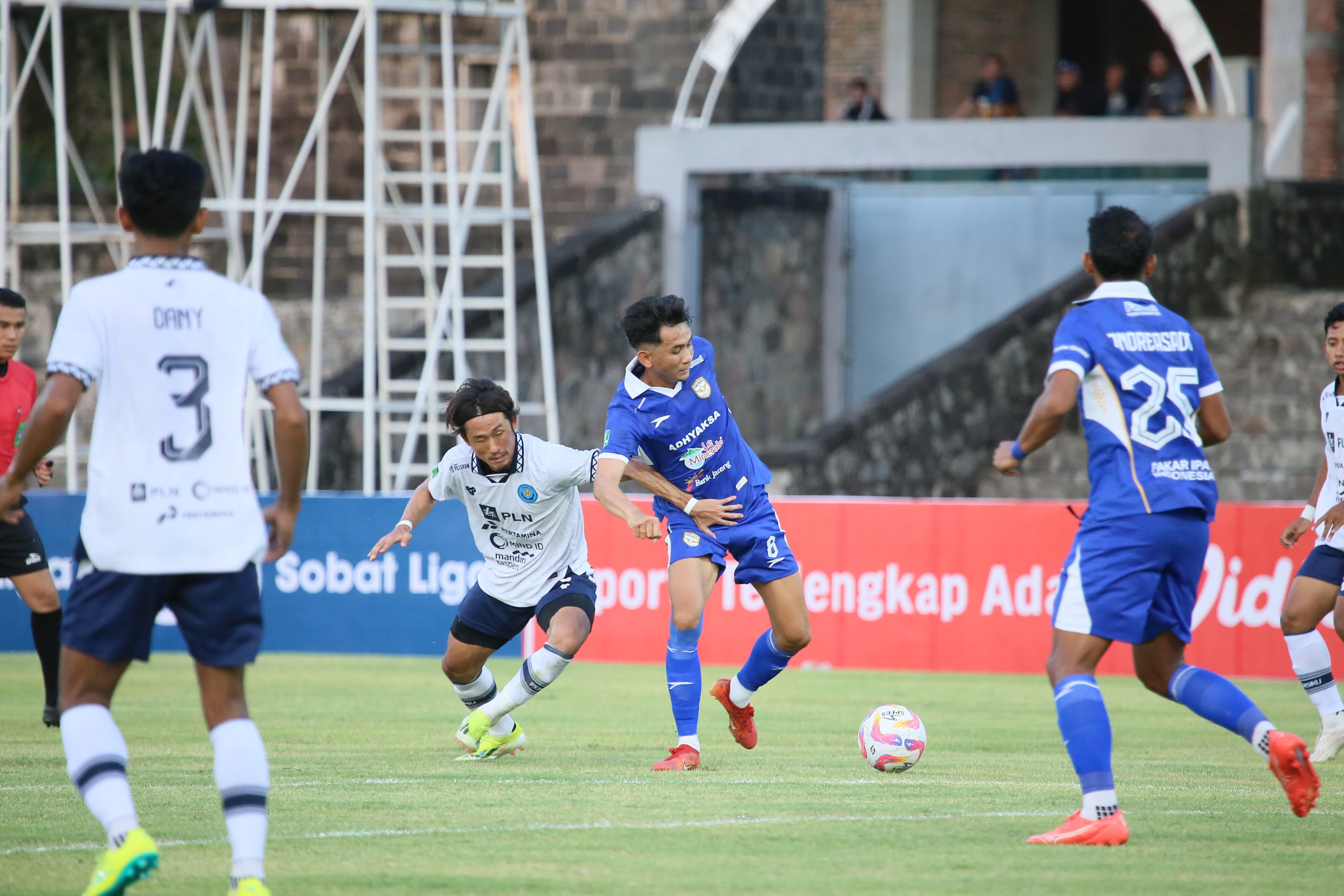 Laga Adhyaksa FC melawan Persiku Kudus di Stadion Sriwedari dalam laga lanjutan Liga 2 (19/9).