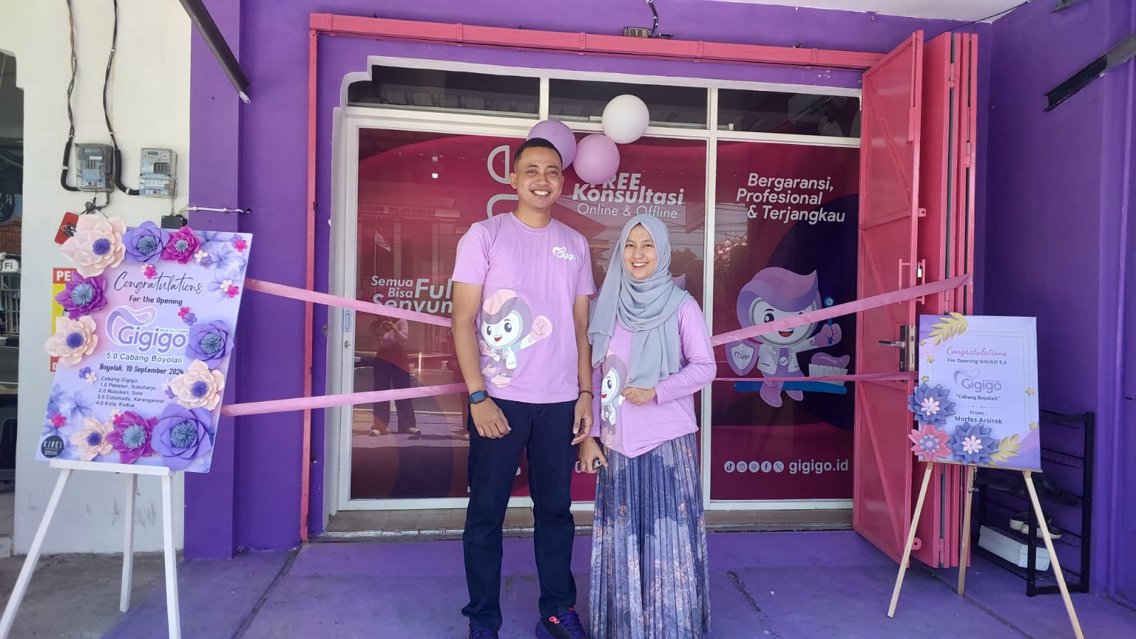 CEO Gigigo, Rohmad Nur Cahyo bersama istri, drg Monica Ekania.