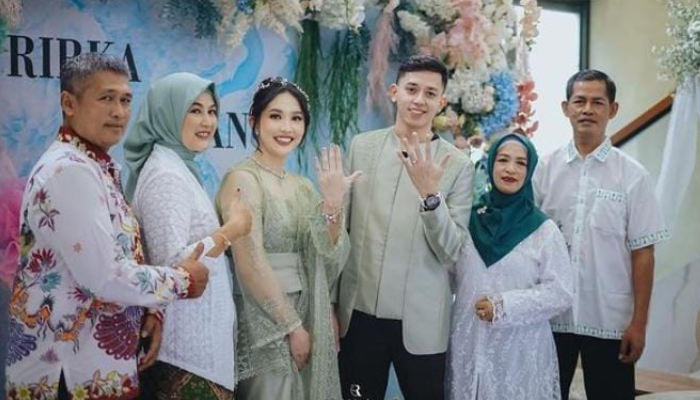 Muhammad Rian Ardianto-Ribka Sugiarto beserta keluarga saat acara lamaran, beberapa waktu lalu.