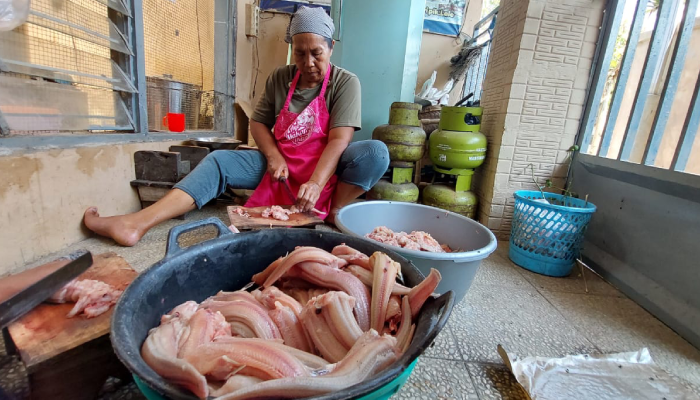 Mengolah ikan lele di Kampung Lele Dusun Mangkubumen, Desa Tegalrejo, Sawit, Boyolali.