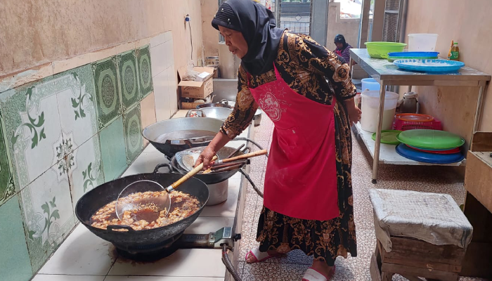 Menggoreng keripik lele di Kampung Lele di Dusun Mangkubumen, Desa Tegalrejo, Kecamatan Sawit.