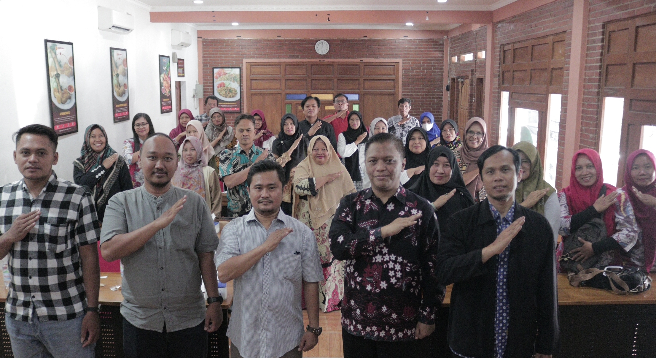 Sosialisasi Eectronic Customer Relationship Management kepada anggota  P2GS guna lebih memperdalam penguasaan sistem di RM Saco Sragen, Selasa (17/9/2024).