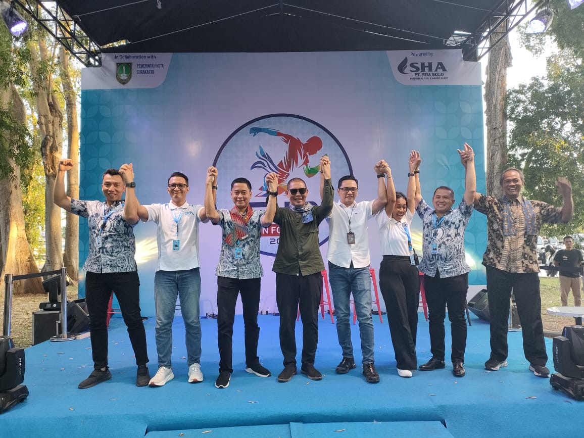 Walikota Solo Teguh Prakosa (empat dari kiri) bersama panitia SHA Run For Solo 2024 dan jajaran direksi PT SHA Solo di konferensi pers di Taman Balekambang, Jumat (20/9/2024).