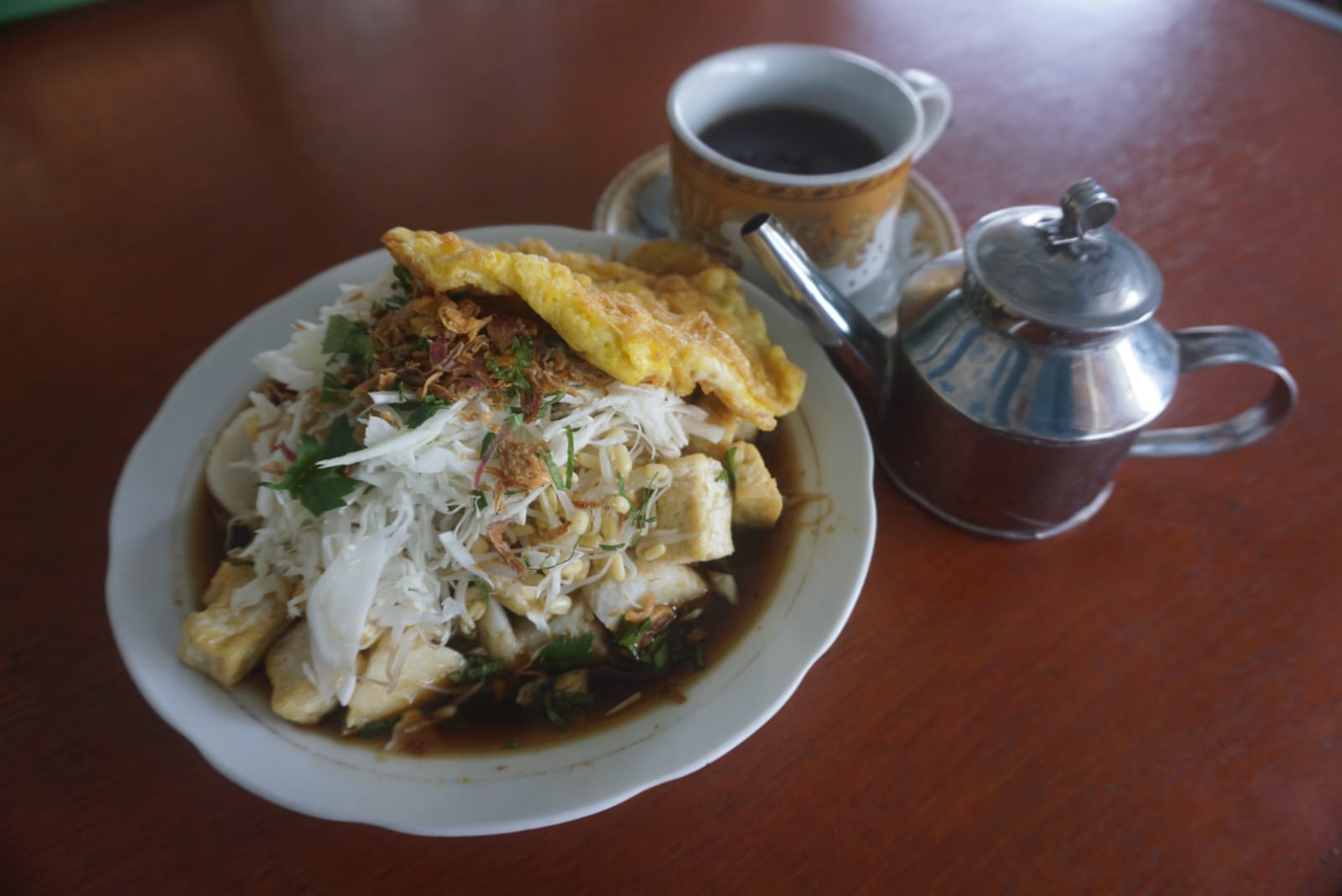Sajian tahu kupat telur dengan teh poci di Desa Pluneng, Kecamatan Kebonarum, Klaten. (Angga Purenda/Radar Solo)