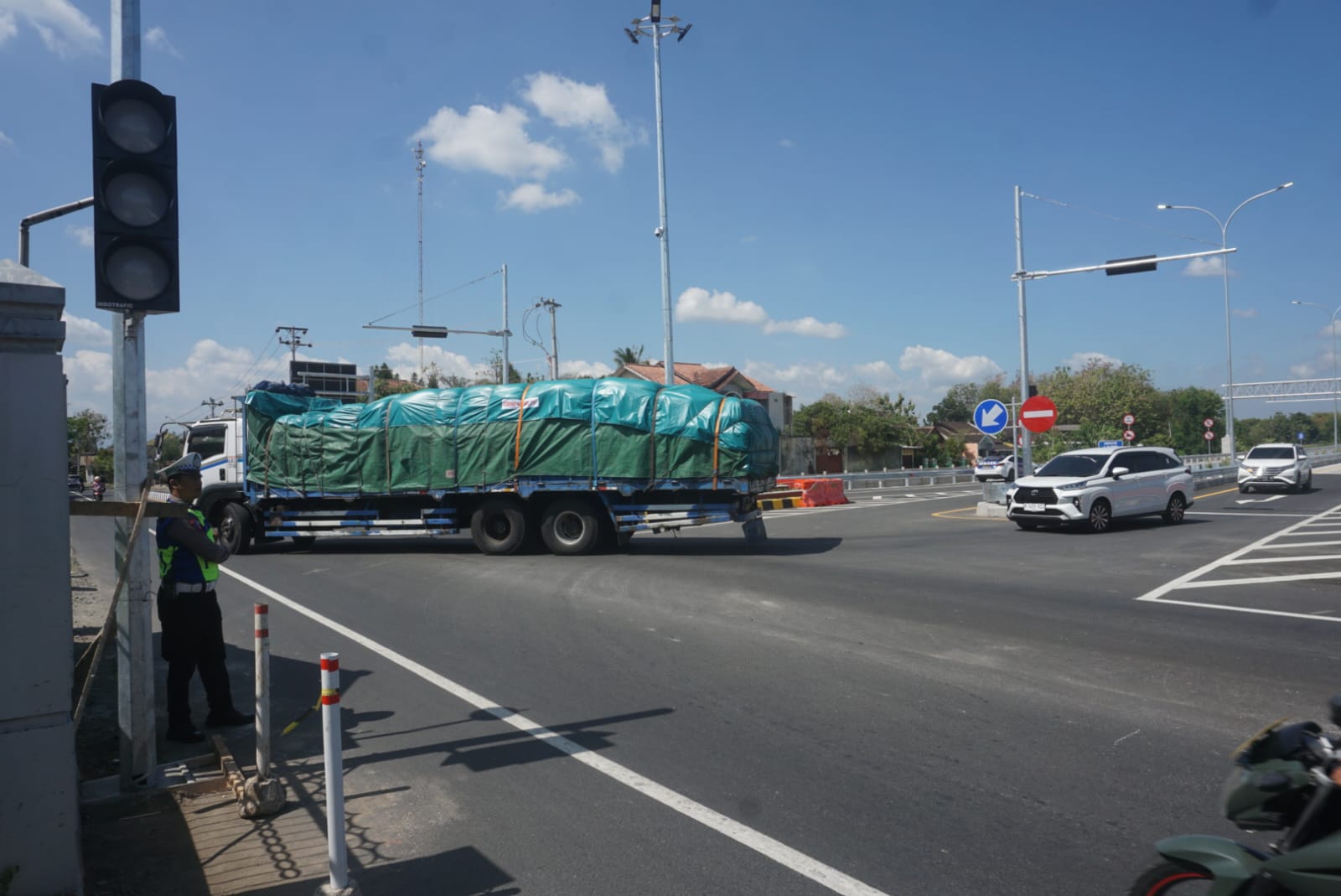 Jajaran dari Satlantas Polres Klaten saat melakukan pengaturan arus kendaraan selama traffic light di exit Gerbang Tol Klaten belum diaktifkan. (Angga Purenda/Radar Solo)