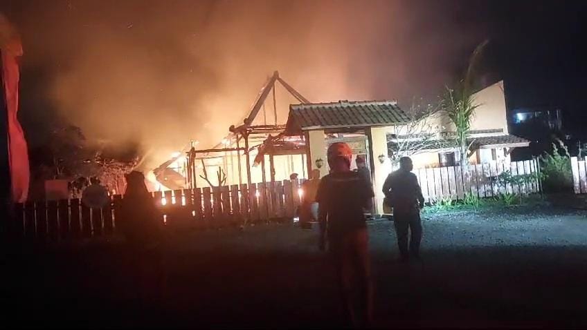 Personel Damkar Karanganyar dibantu Damkar Solo, relawan dan BPBD Karanganyar berupaya padamkan api di rumah makan Desa Klodran, Kecamatan Colomadu, Karanganyar, Sabtu (21/9/2024) dini hari.