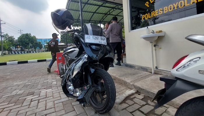 Kondisi sepeda motor yang alami kecelakaan lalu lintas terjadi di Jalan Semarang-Solo, tepatnya depan Polres Boyolali, Sabtu (21/9)
