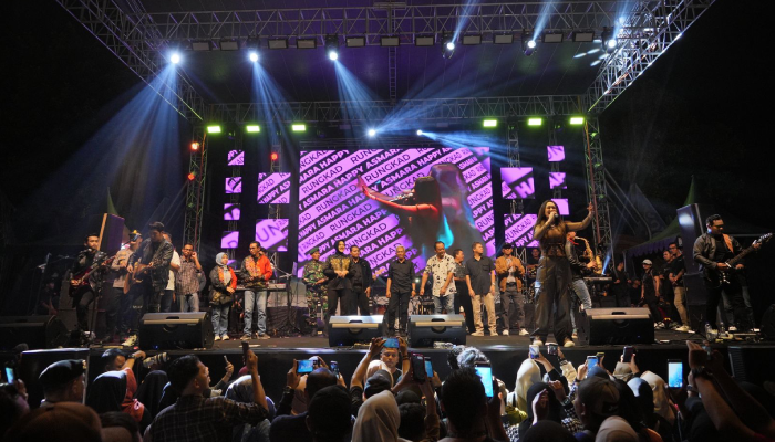 Happy Asmara yang tampil di panggung pentas musik pada Puncak Hari Jadi ke-220 Klaten di Alun-Alun Klaten, Jumat (20/9) malam.