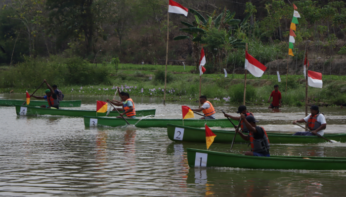 Peserta lomba perahu dayung di Desa Jangglengan, Kecamatan Nguter, Sukoharjo saling beradu kecepatan, Sabtu (21/9).