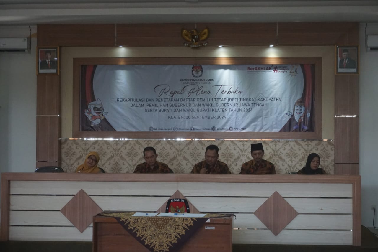 Komisioner KPU Klaten saat melakukan rapat pleno terbuka penetapan DPT di aula Kantor KPU Klaten. (Angga Purenda/Radar Solo)