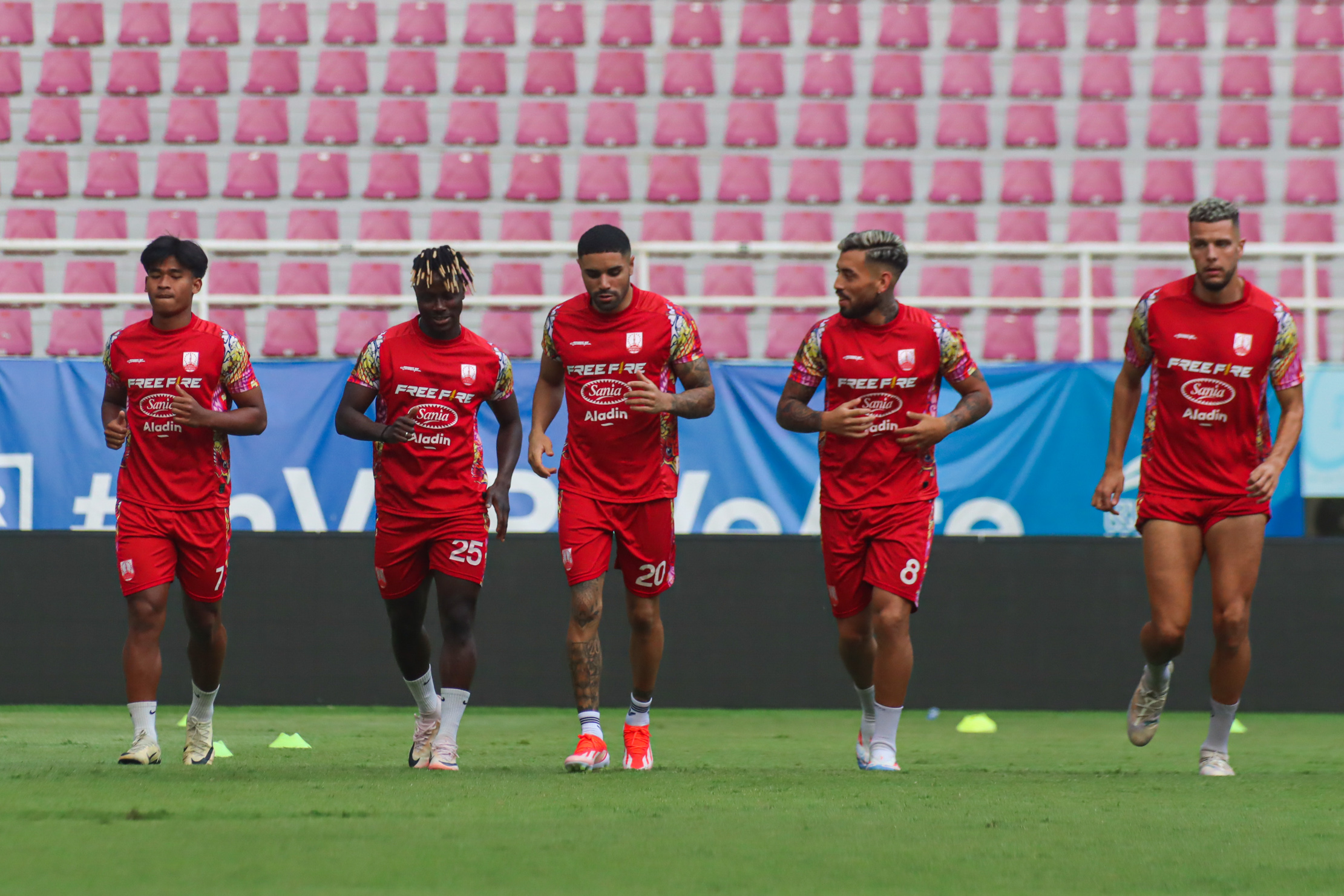 Para pemain Persis Solo menjalani latihan di Stadion Manahan.