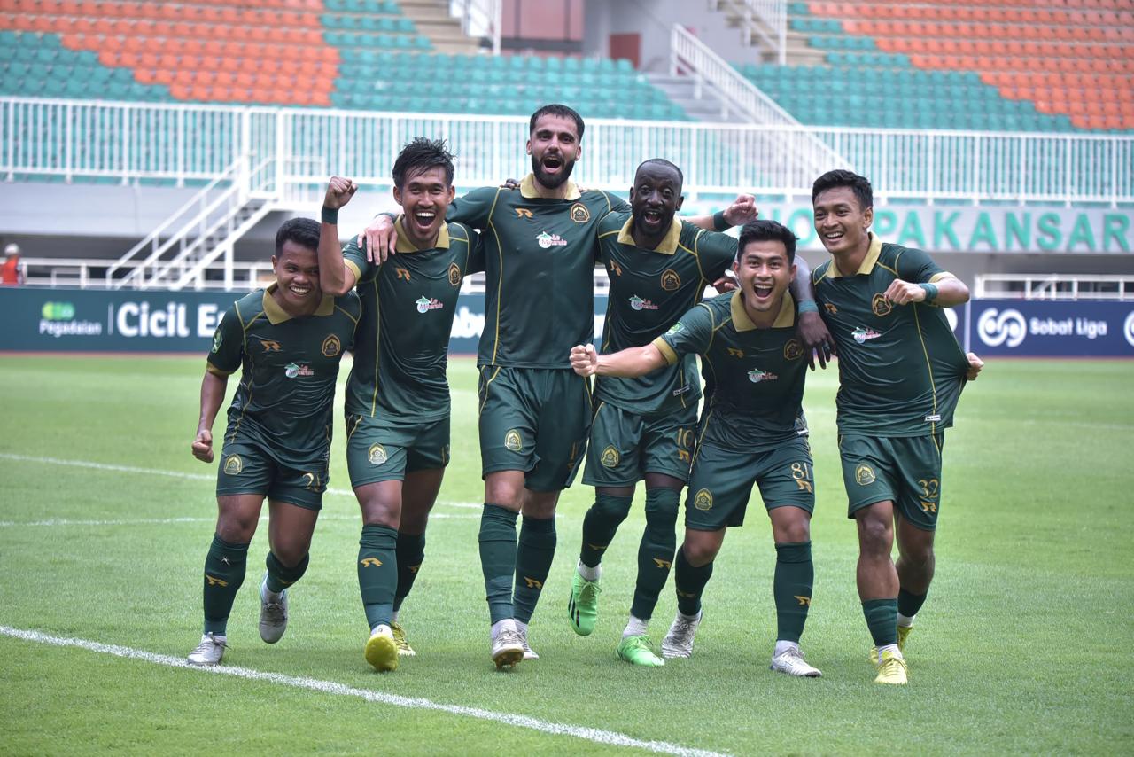 Para pemain Persikabo 1973 merayakan gol di laga lanjutan Liga 2 2024/2025.