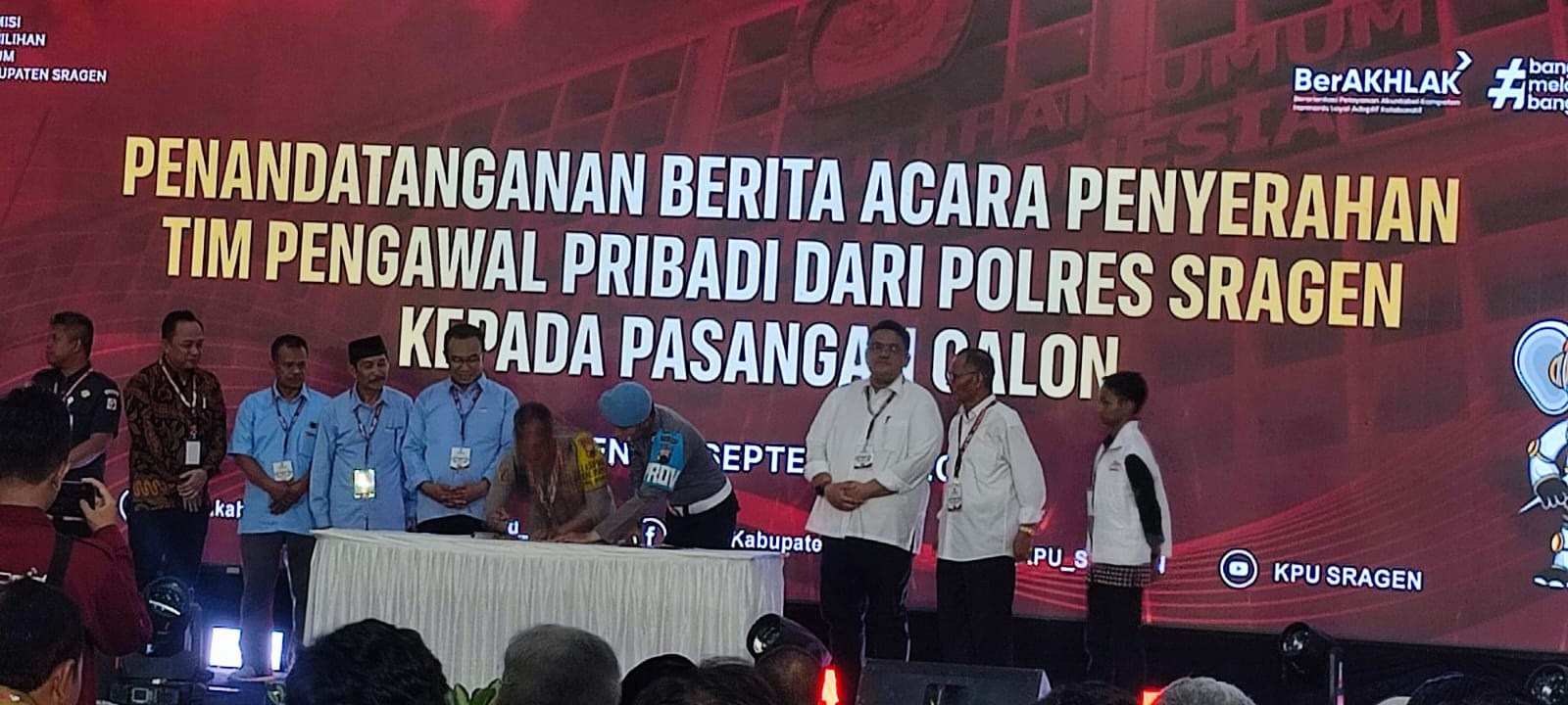 Pengundian nomor urut paslon bupati-wabup Sragen. (Ahmad Khairudin/Radar Solo)